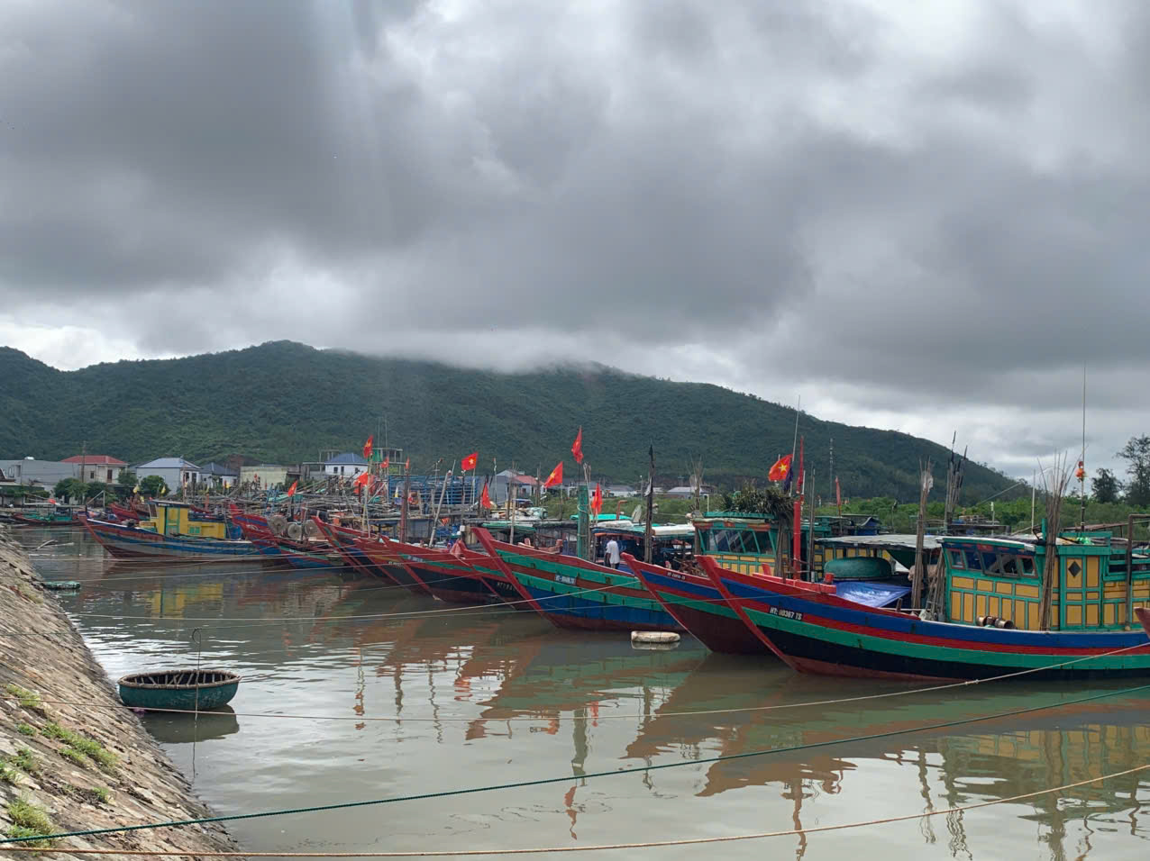 抗击台风Bualoi：河静省禁止出海，开始疏散居民；广治省部队下田帮助农民收割水稻