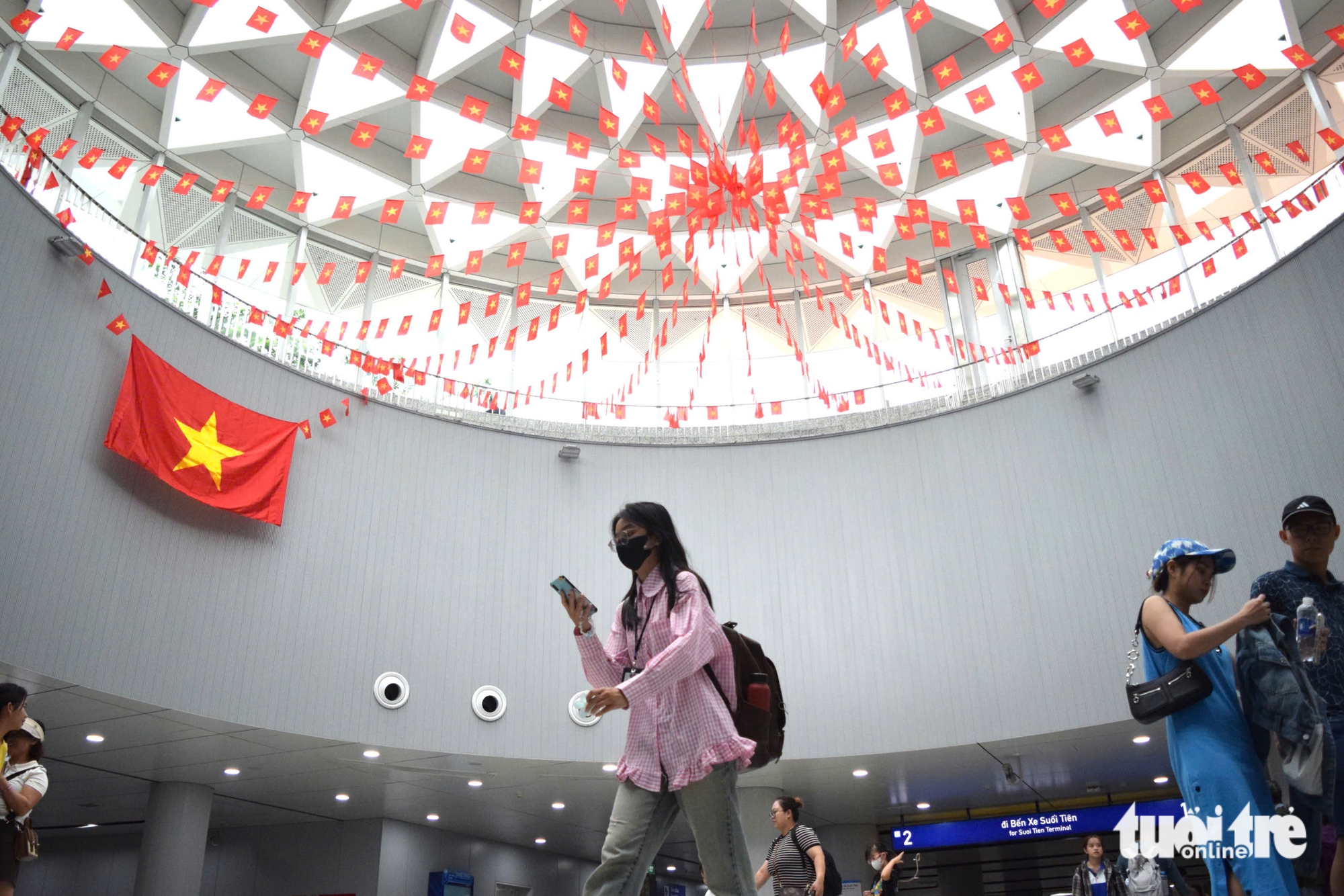 胡志明市街道上国旗飘扬，庆祝9月2日国庆80周年