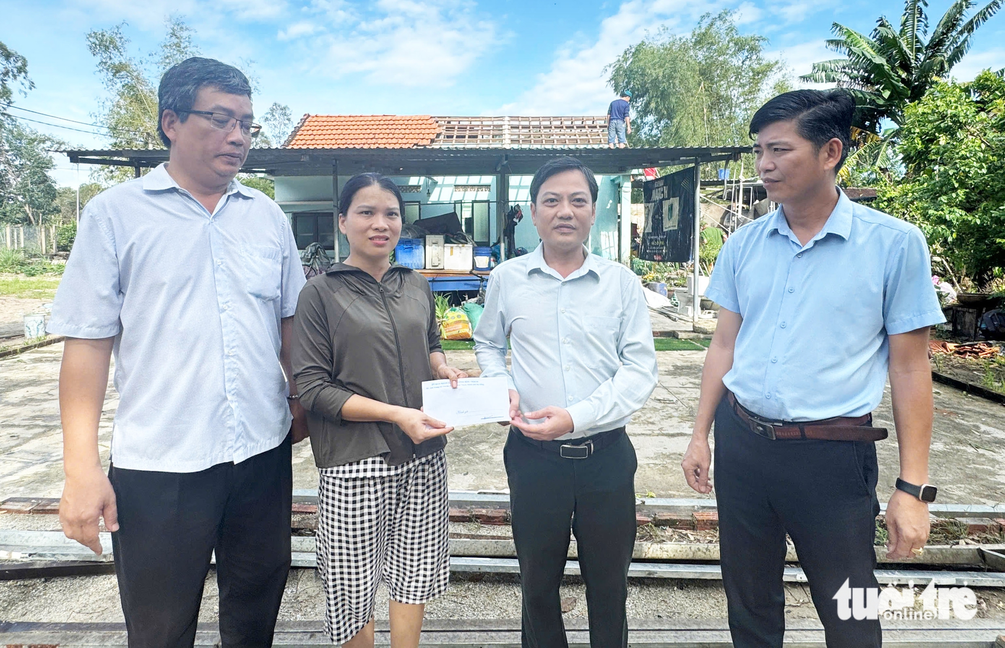 恐怖龙卷风夜间横扫岘港数十户民宅