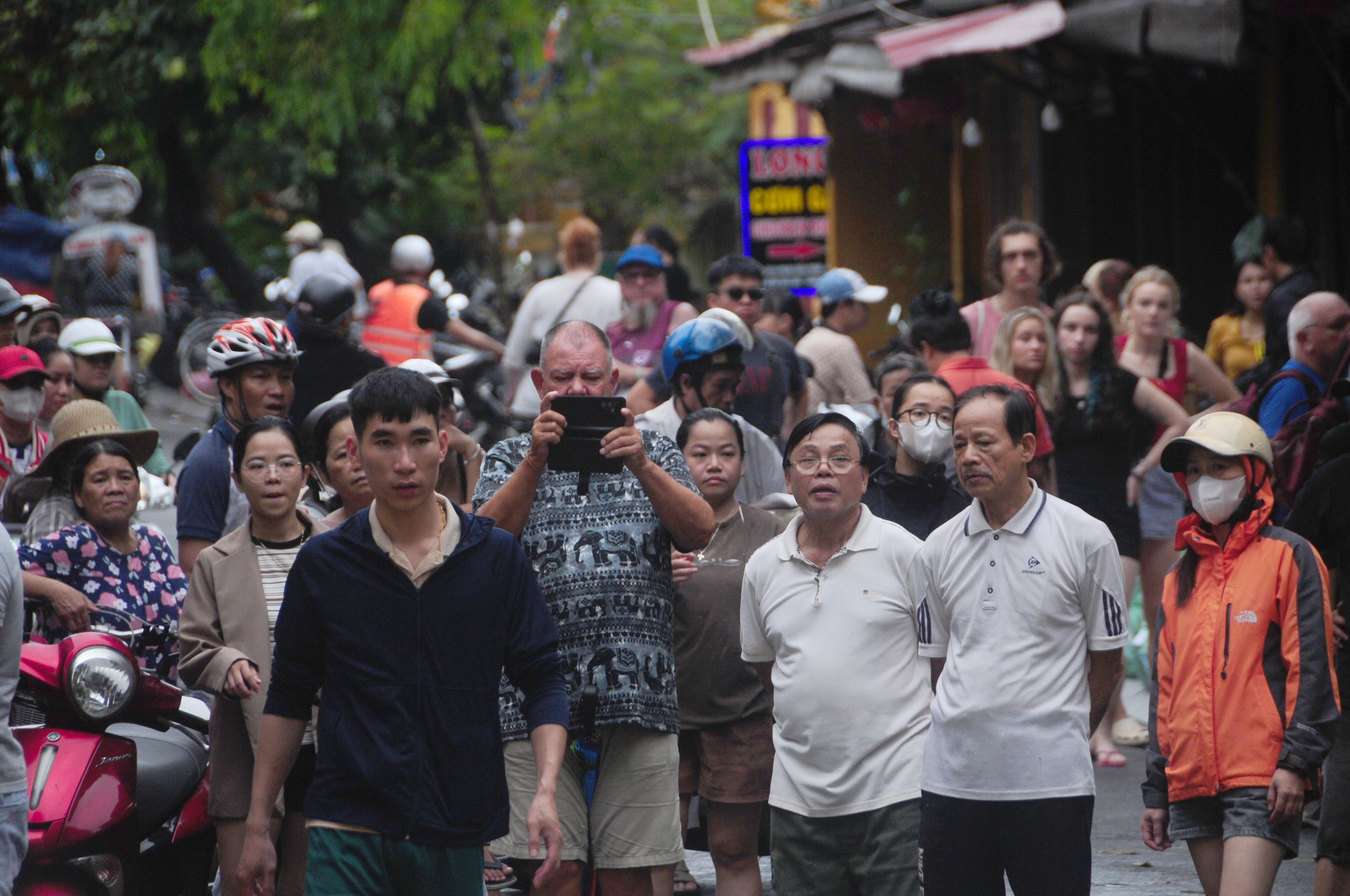 外国人在会安的历史洪水体验之旅