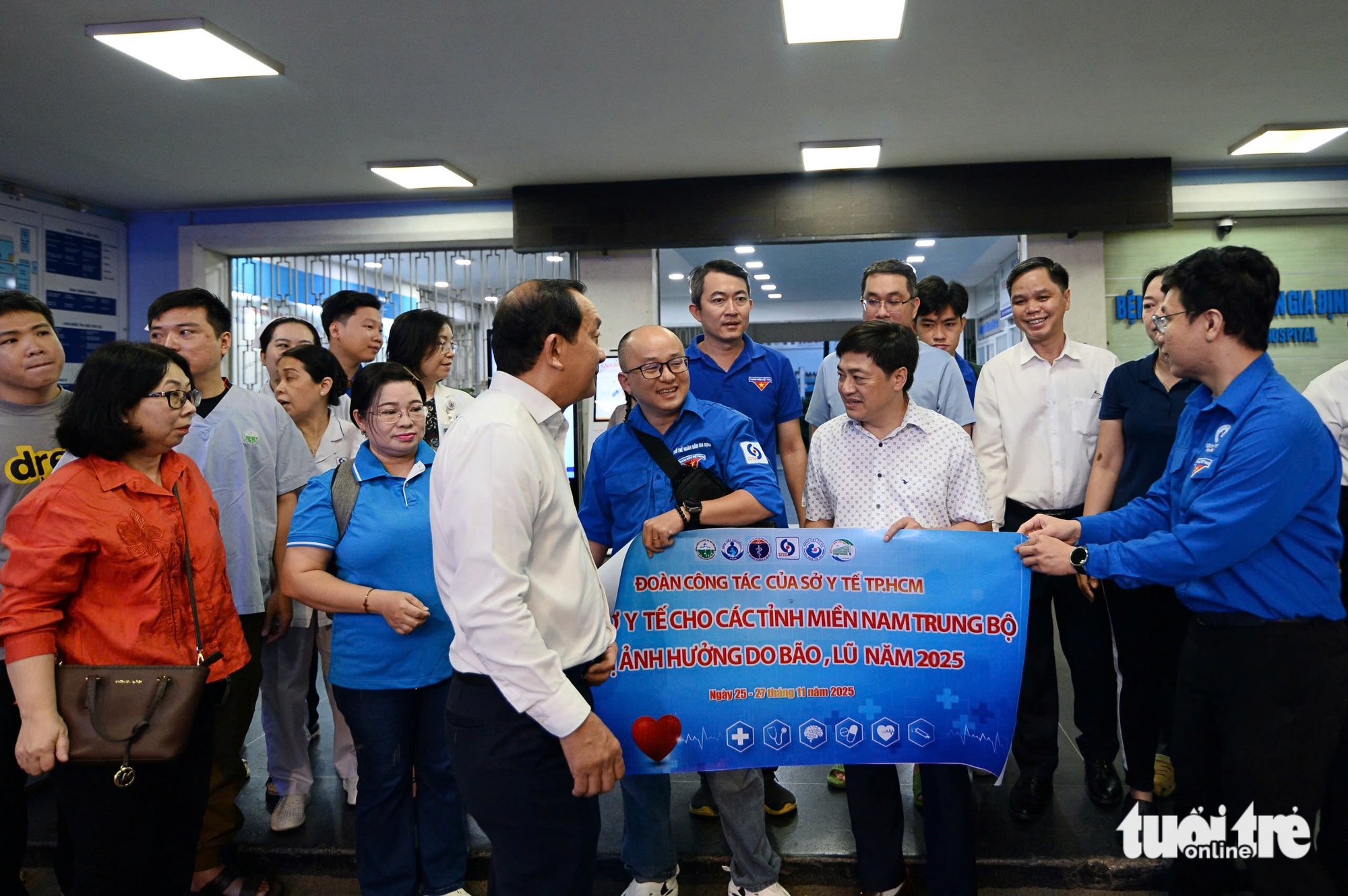 100名胡志明市医生携带药品和医疗设备出发支援得乐省