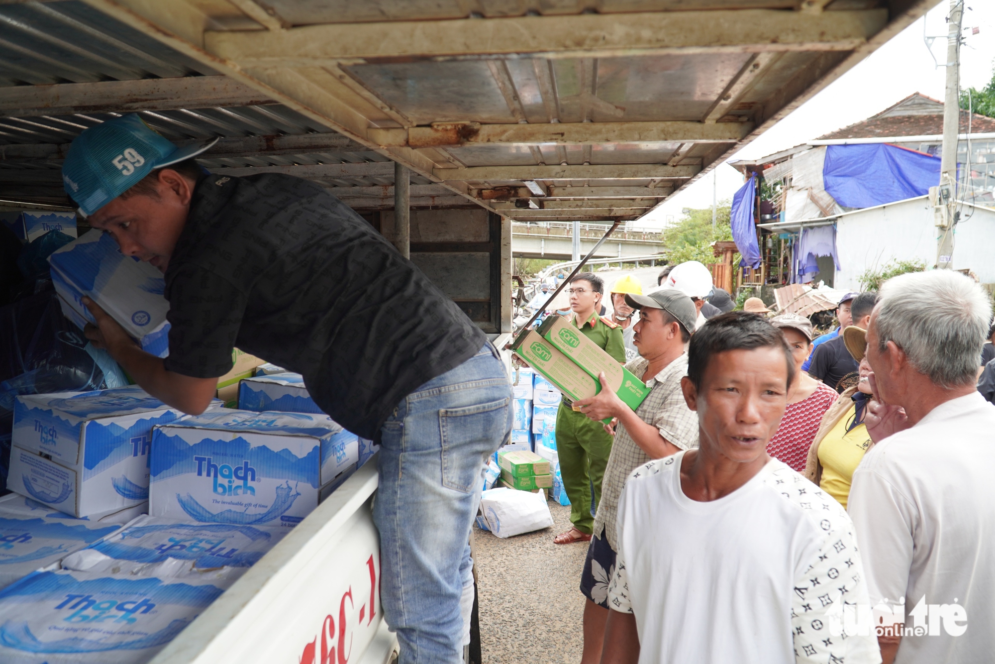 许多爱心人士已来到富安省深淹4米区域的‘空园空屋’居民家中