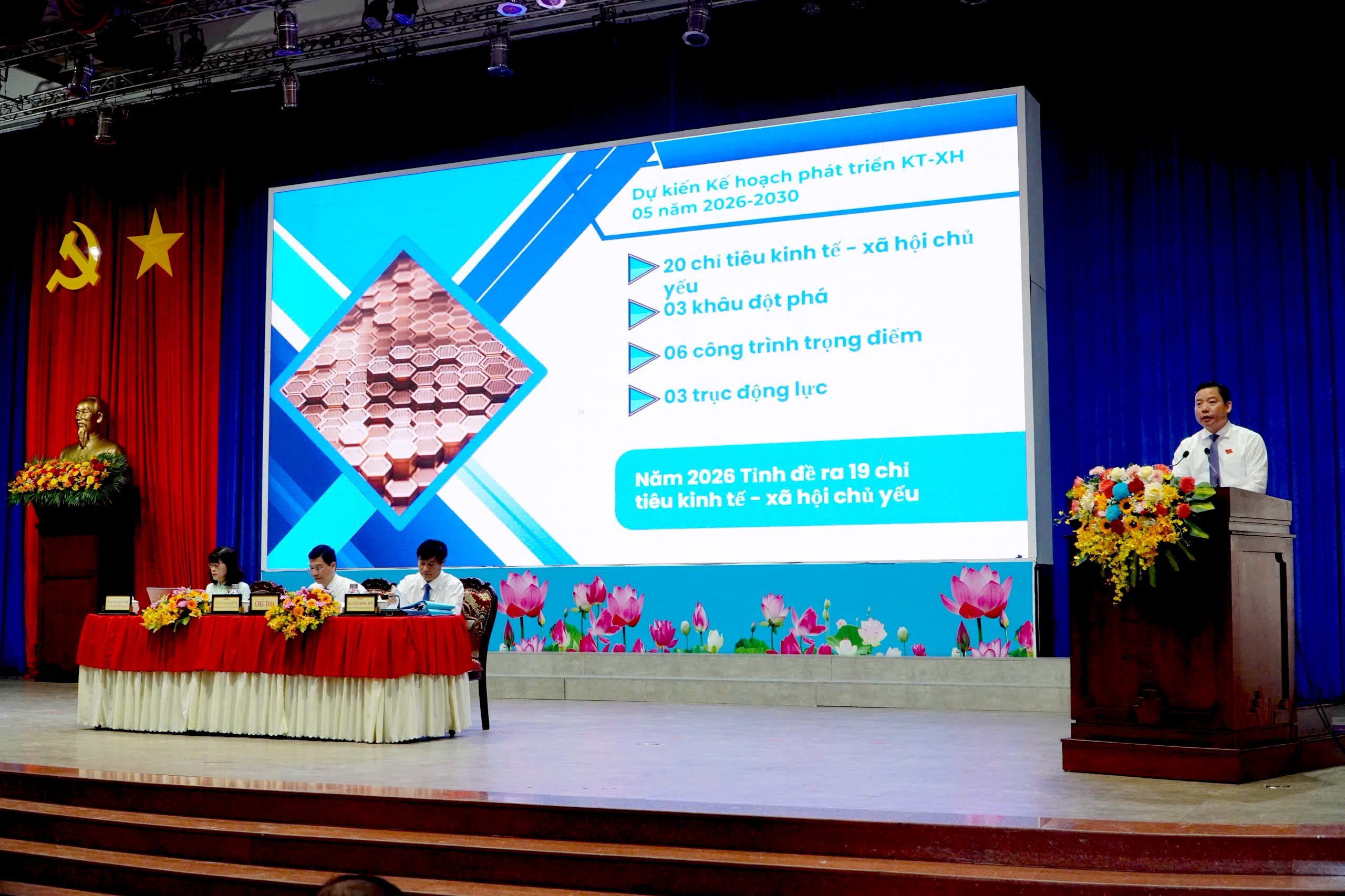 西宁省2025年接待700万游客，旅游收入4400亿，增长超过40%