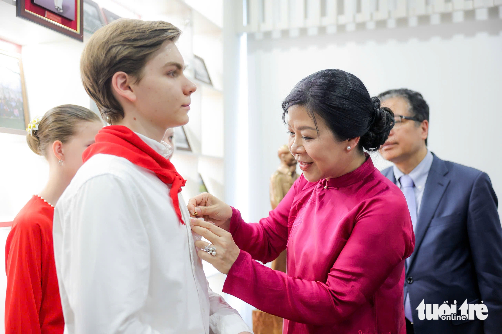吴芳丽夫人出席圣彼得堡胡志明广场落成典礼