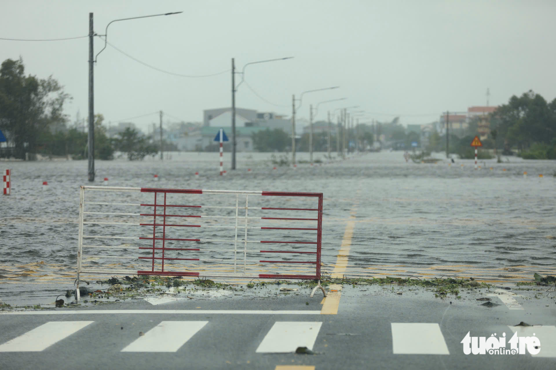 顺化洪涝区生活混乱，勉强维持生计
