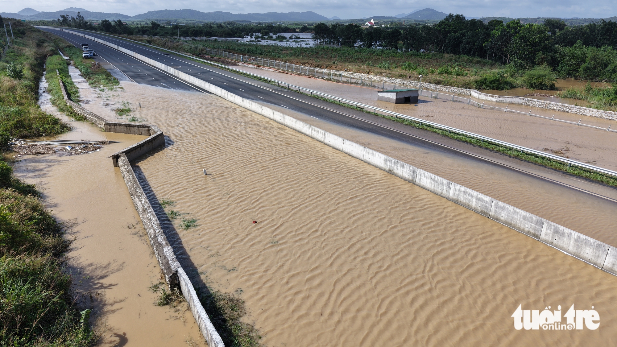 潘切-油吉高速公路防淹泵在洪水中淹没的图像