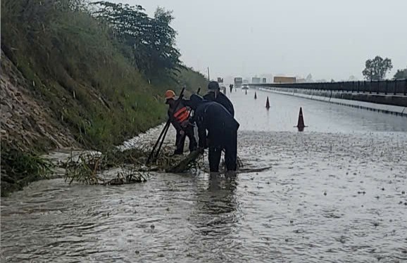 大雨导致永好-潘切高速公路被淹，道路封闭