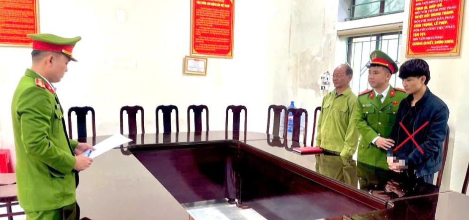 使用剑砍人，一名年轻男子被起诉两项罪名