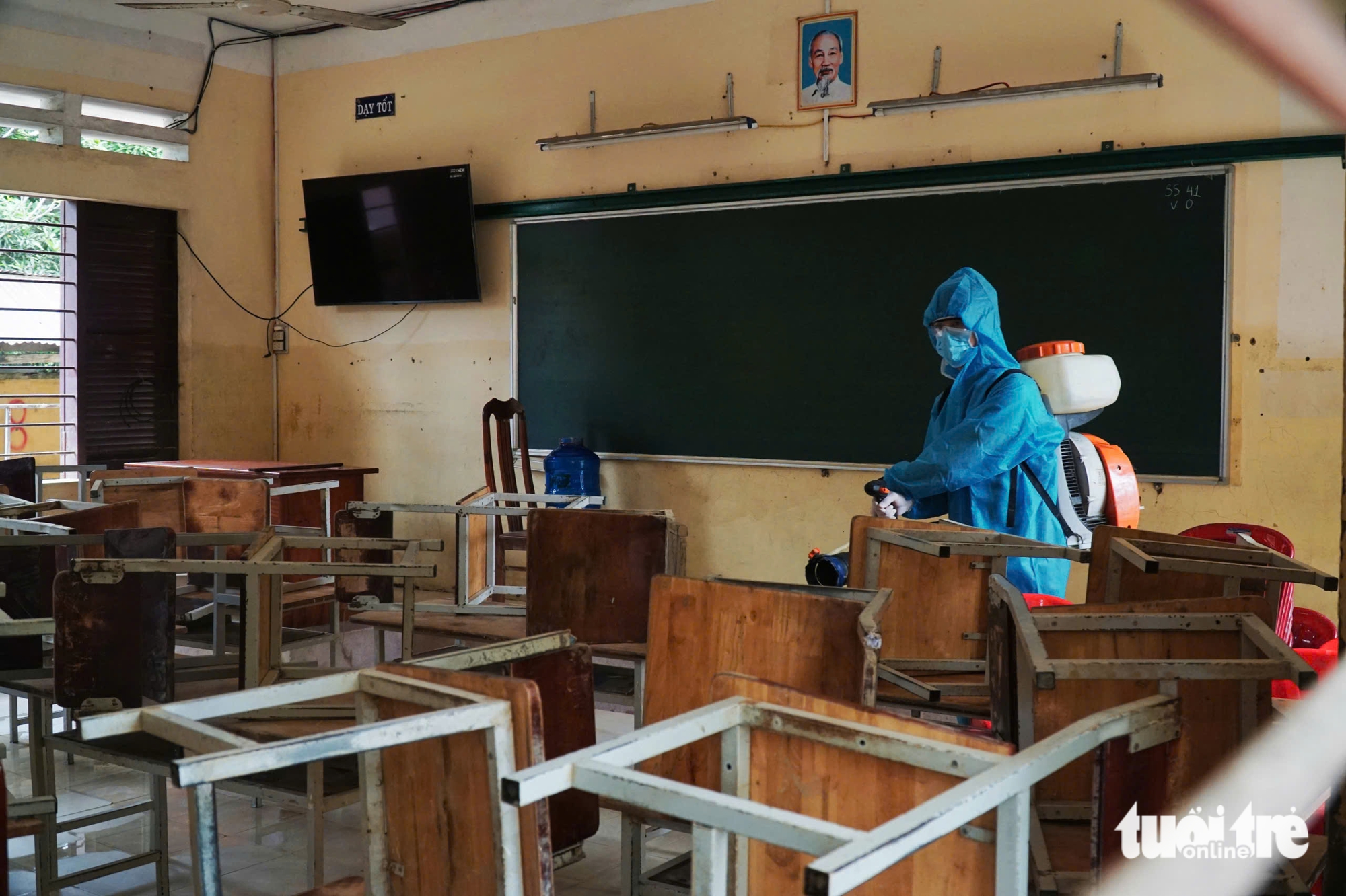 胡志明市帮助庆和学校克服洪灾后果，为居民提供免费餐饮和医疗服务