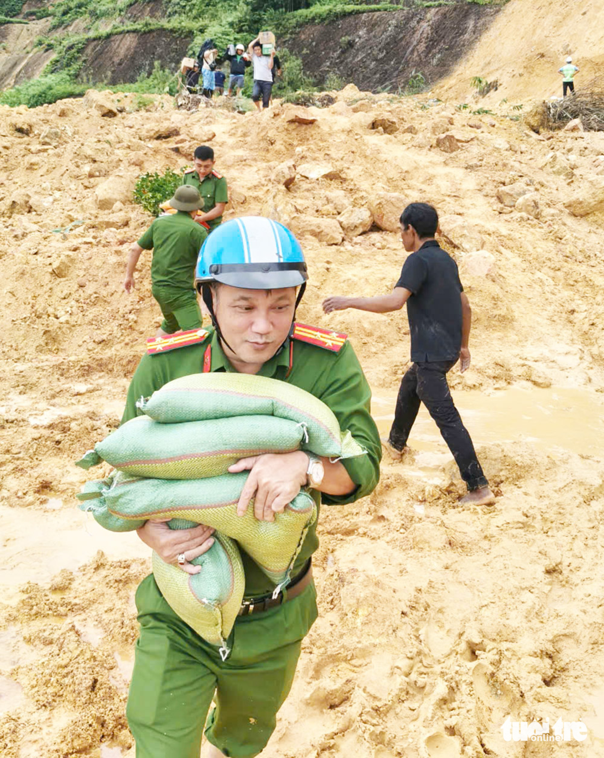 在洪水和山体滑坡后重新站起来,戈诺伊的居民并不孤单