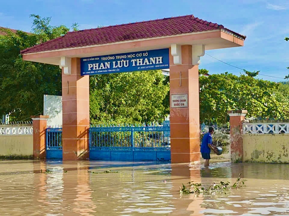 风暴过后天气晴朗，达克拉克东部多地仍被洪水淹没