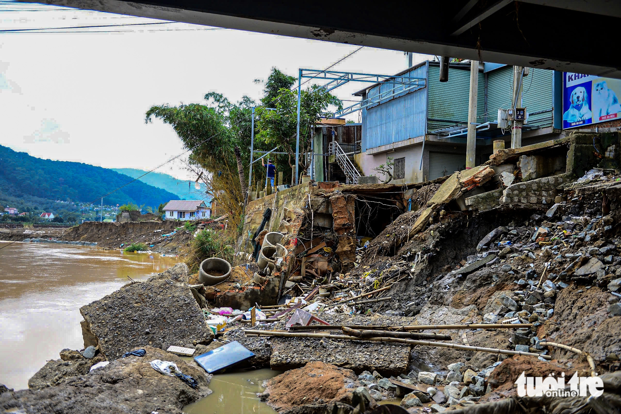 洪水过后，达尼姆许多民房濒临倒塌入河