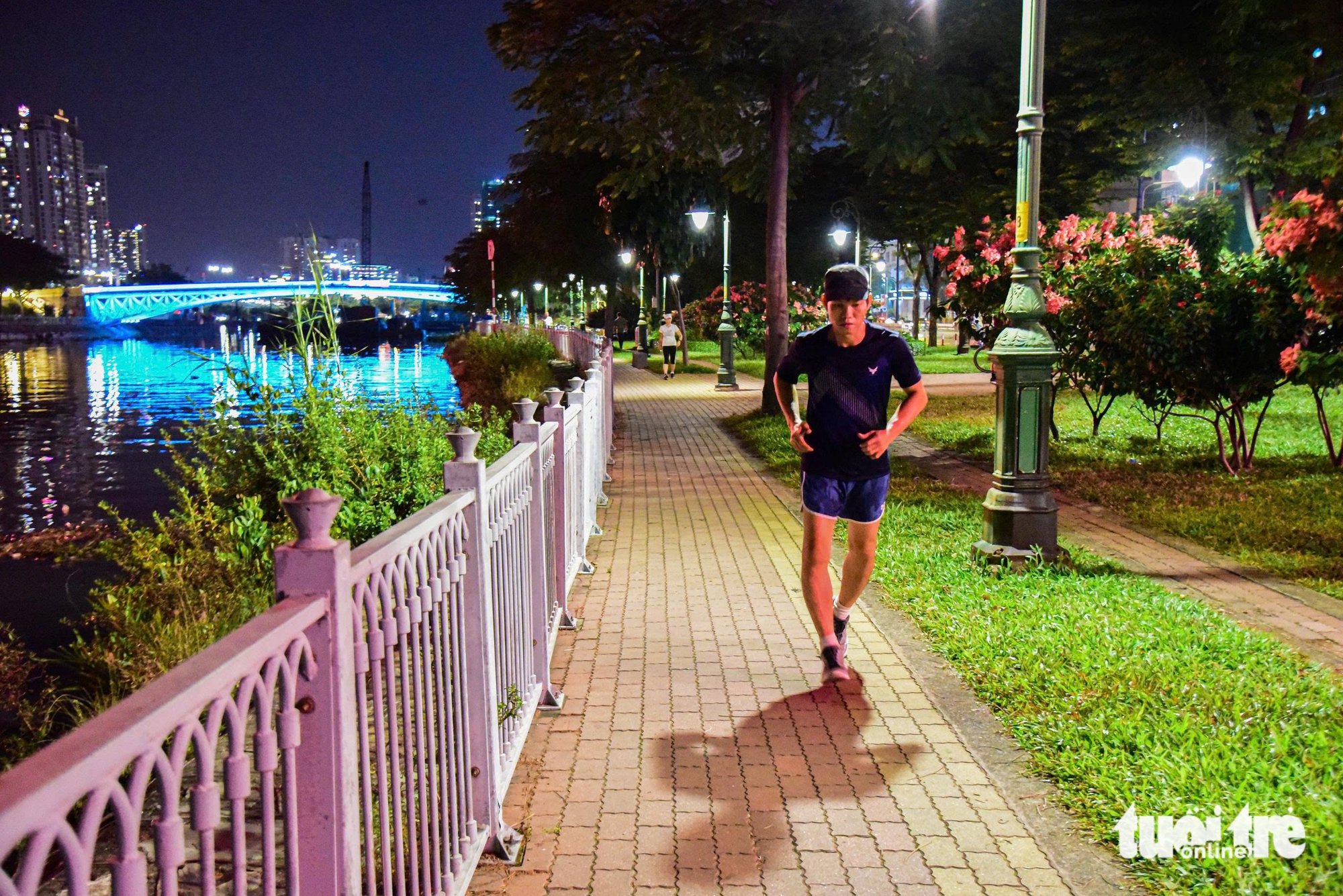 132年历史的Mong桥与博物馆、胡志明市少年宫在夜晚熠熠生辉