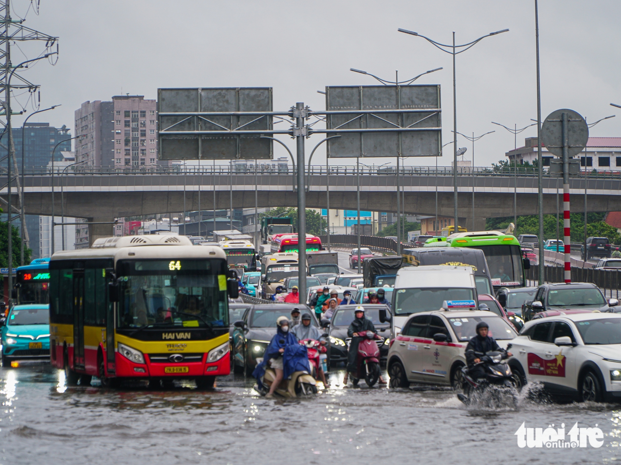 大雨持续一整天，河内街道深陷积水
