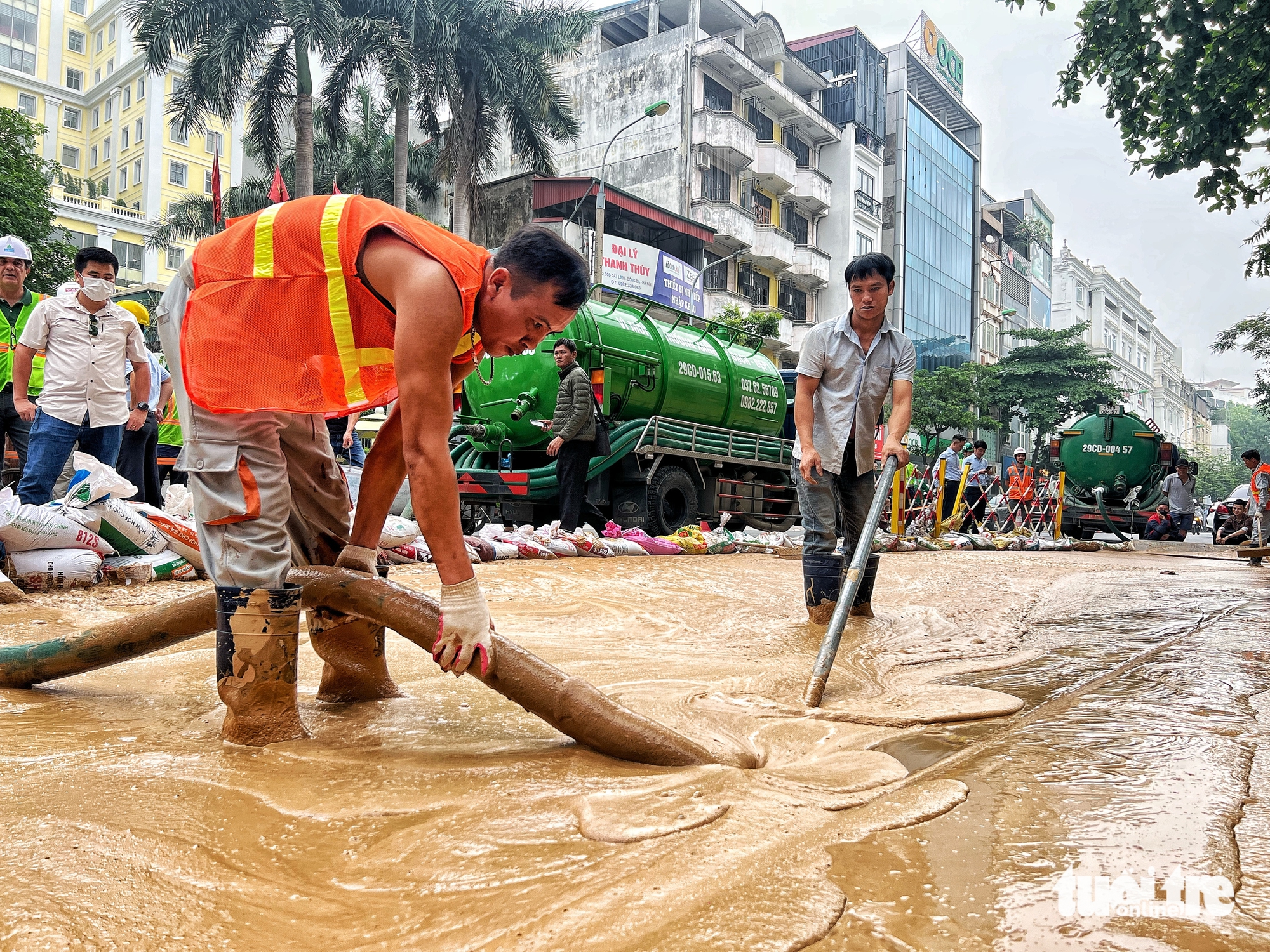 市民讲述地铁Nhon-Ha Noi站隧道挖掘附近泥浆喷出的瞬间