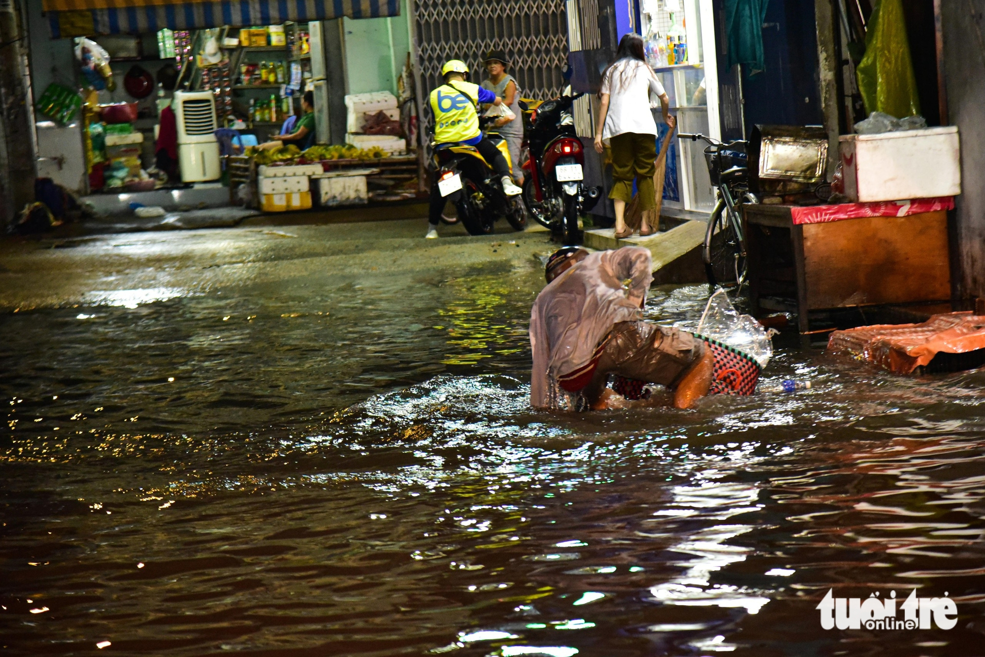尽管雨已停很久，居民仍在积水中跋涉