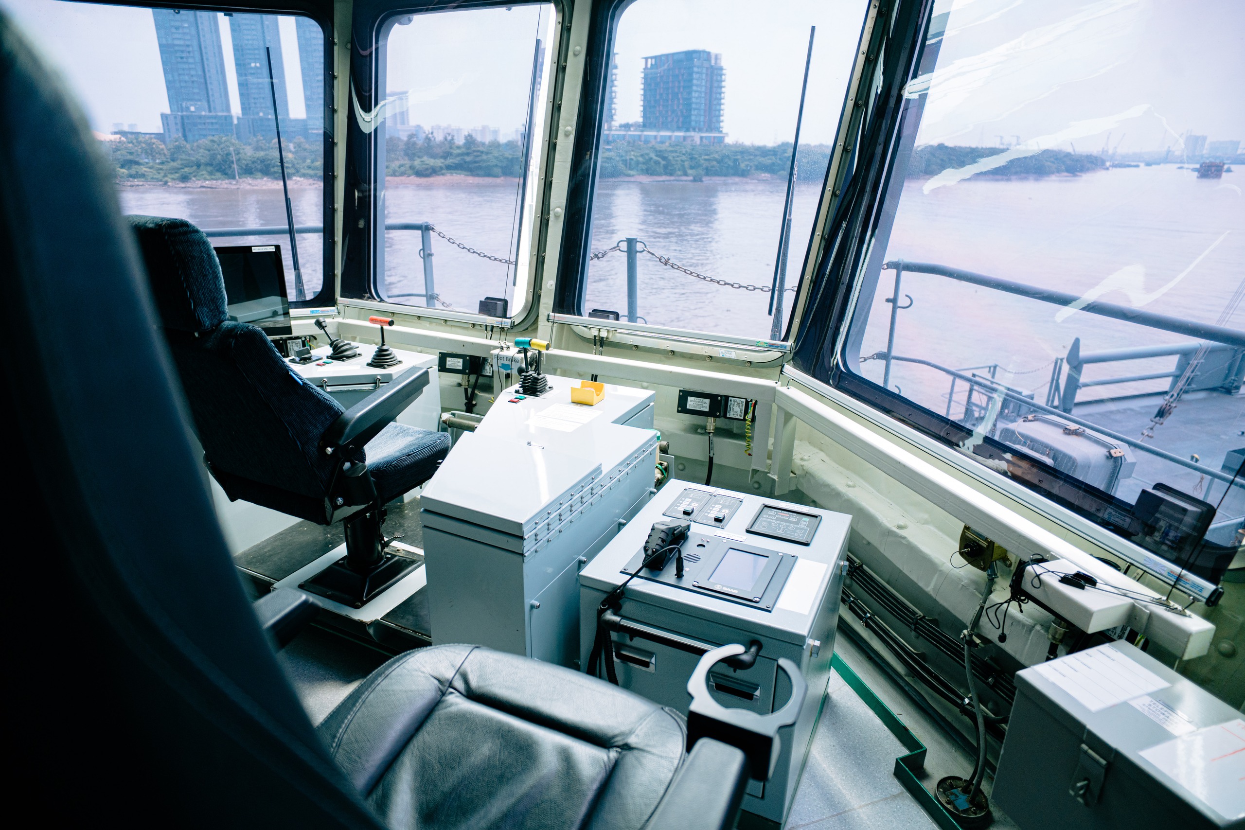 新西兰海军最大后勤舰抵达龙屋港