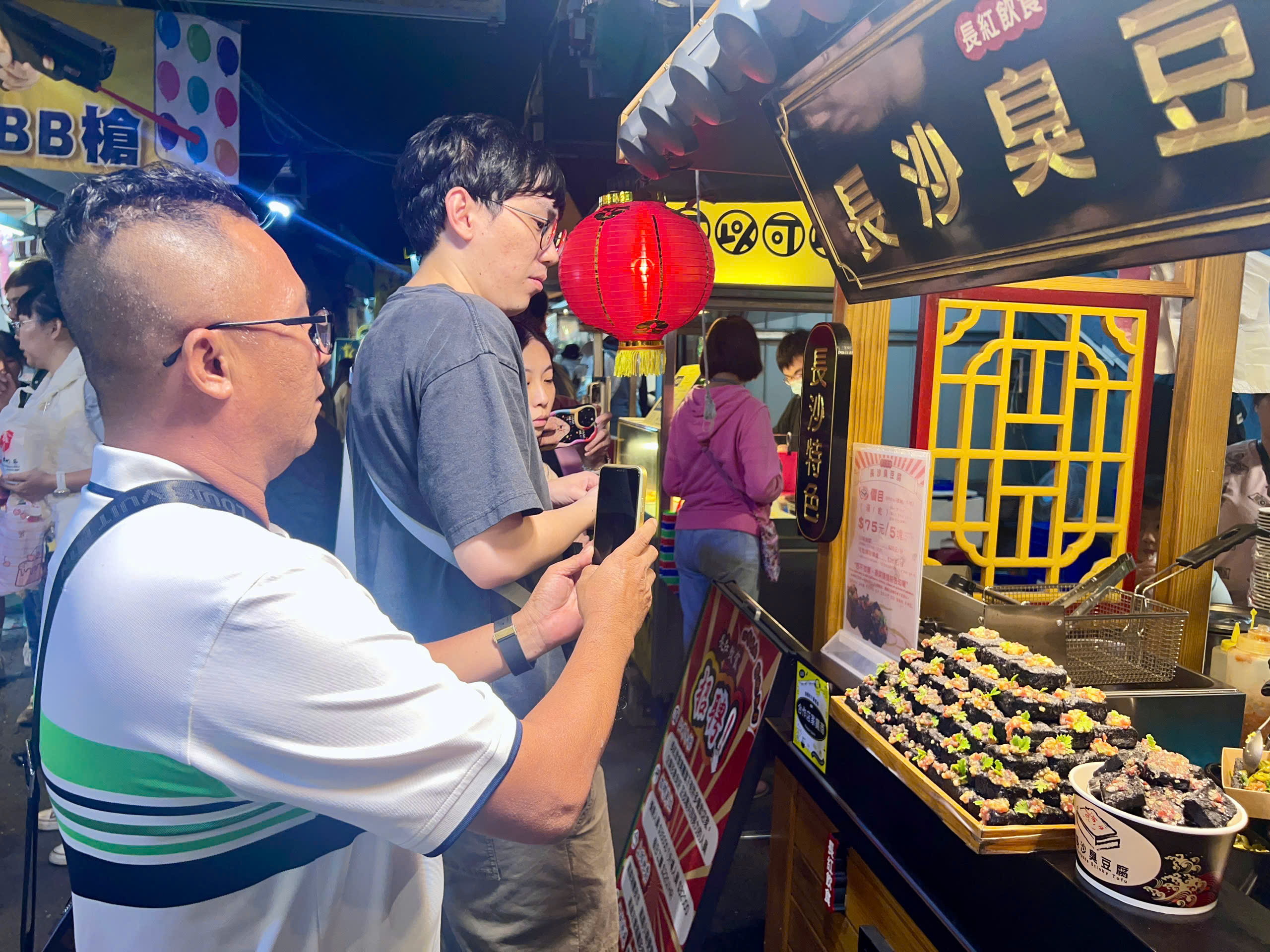 探索台湾总是人潮拥挤的夜市