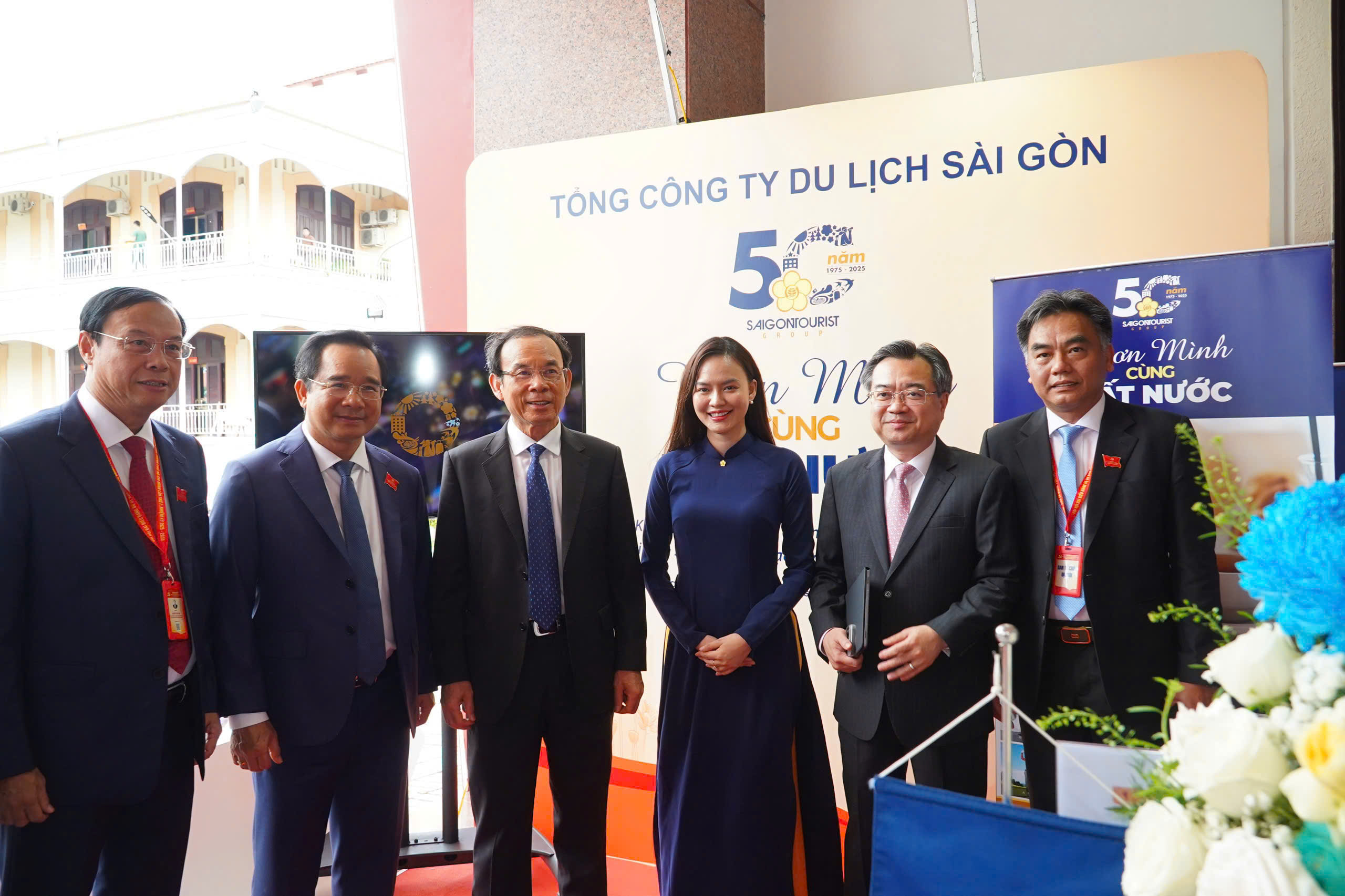 西贡旅游集团在胡志明市人民委员会党部大会上展示50年印记