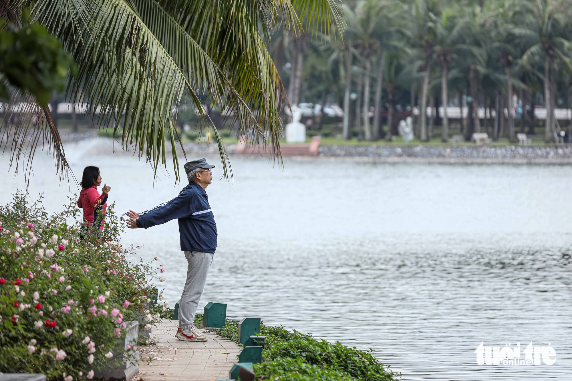 首都居民在连续多日污染警告紫色后外出'呼吸'新鲜空气
