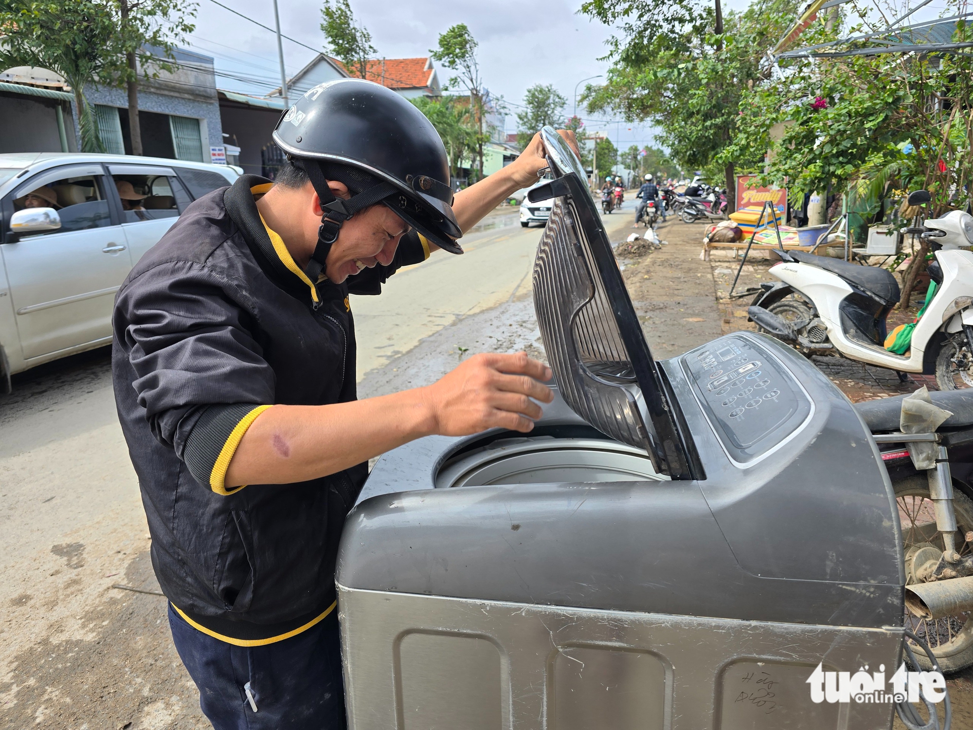 电子技师涉水至东和区，免费为乡亲修理冰箱和洗衣机