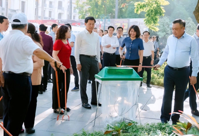 河内主席与市民在广场清理垃圾