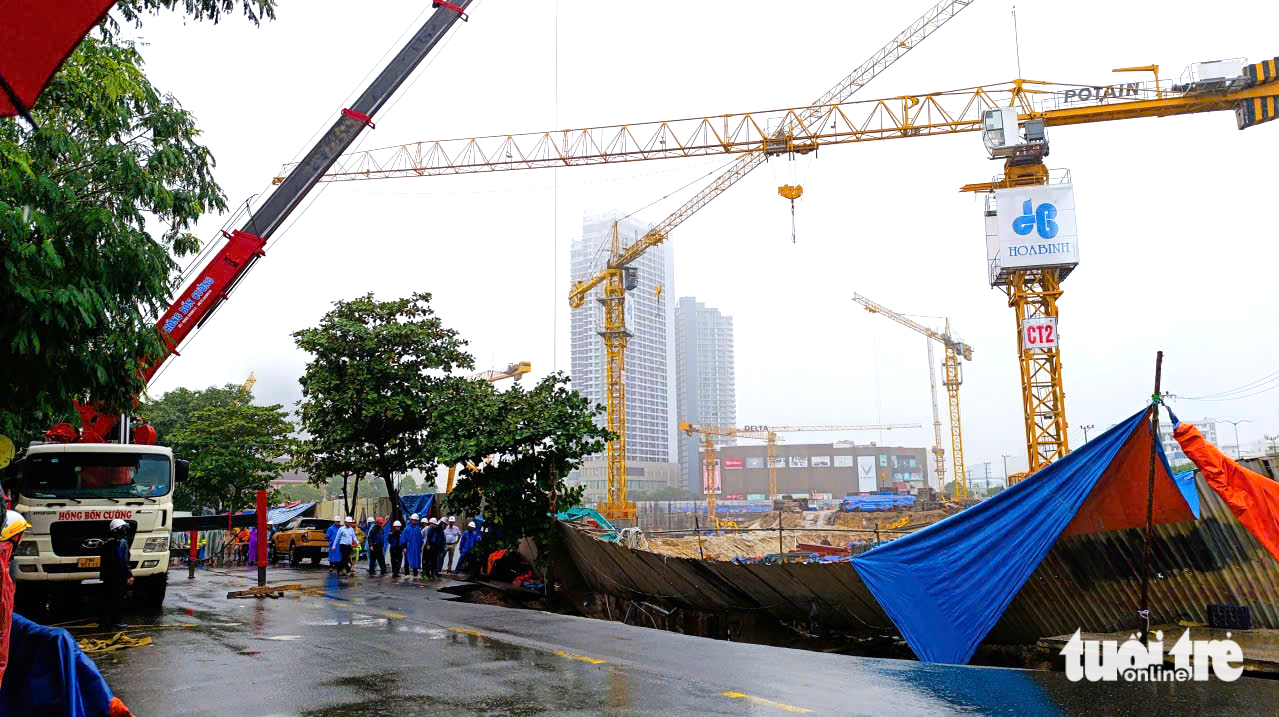 “死亡之坑”吞噬两辆汽车事件：要求Capital Square 3投资方停止在滑坡区域施工