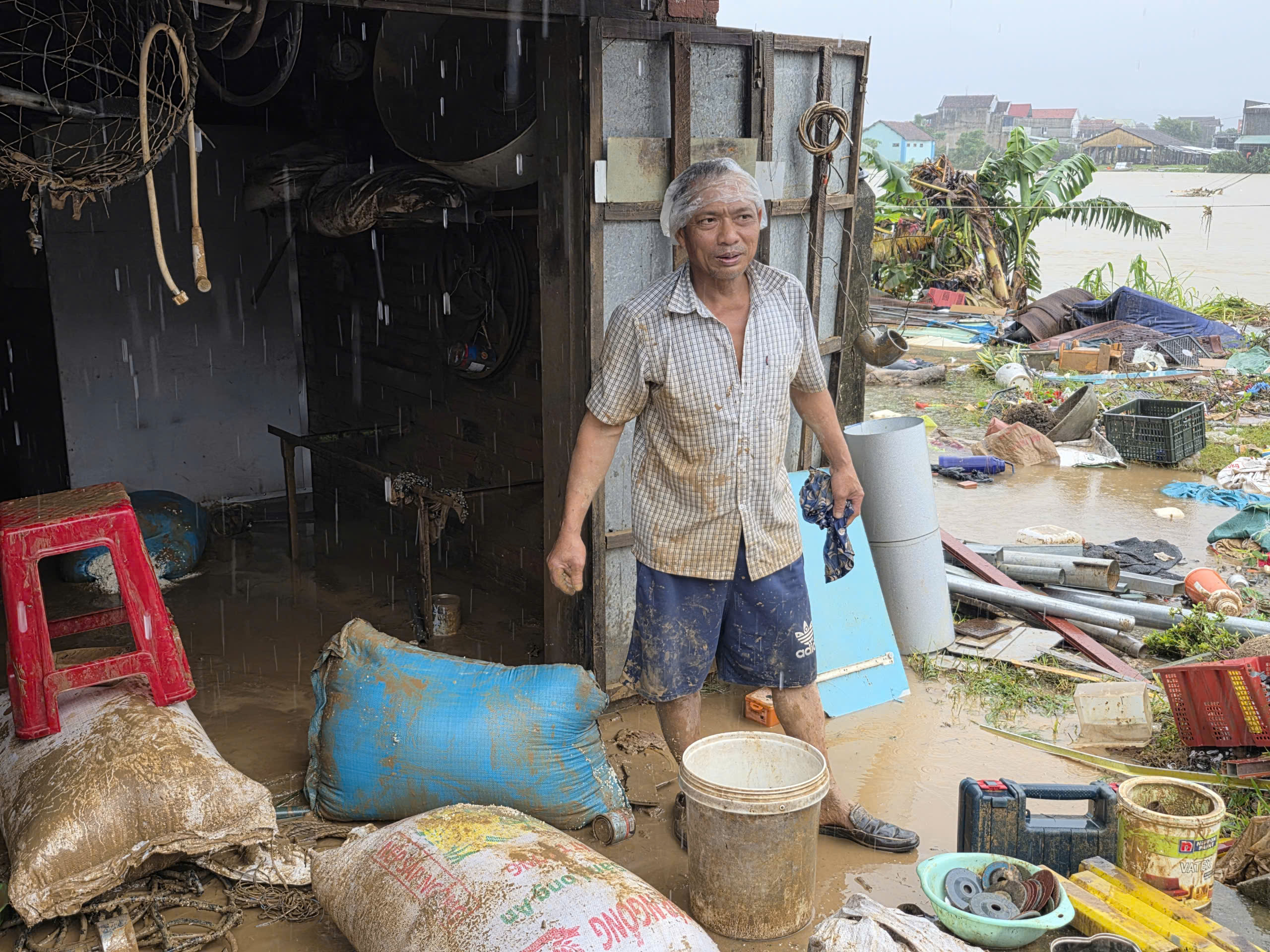 和盛乡在洪水后重新振作，民兵携手清理房屋和学校