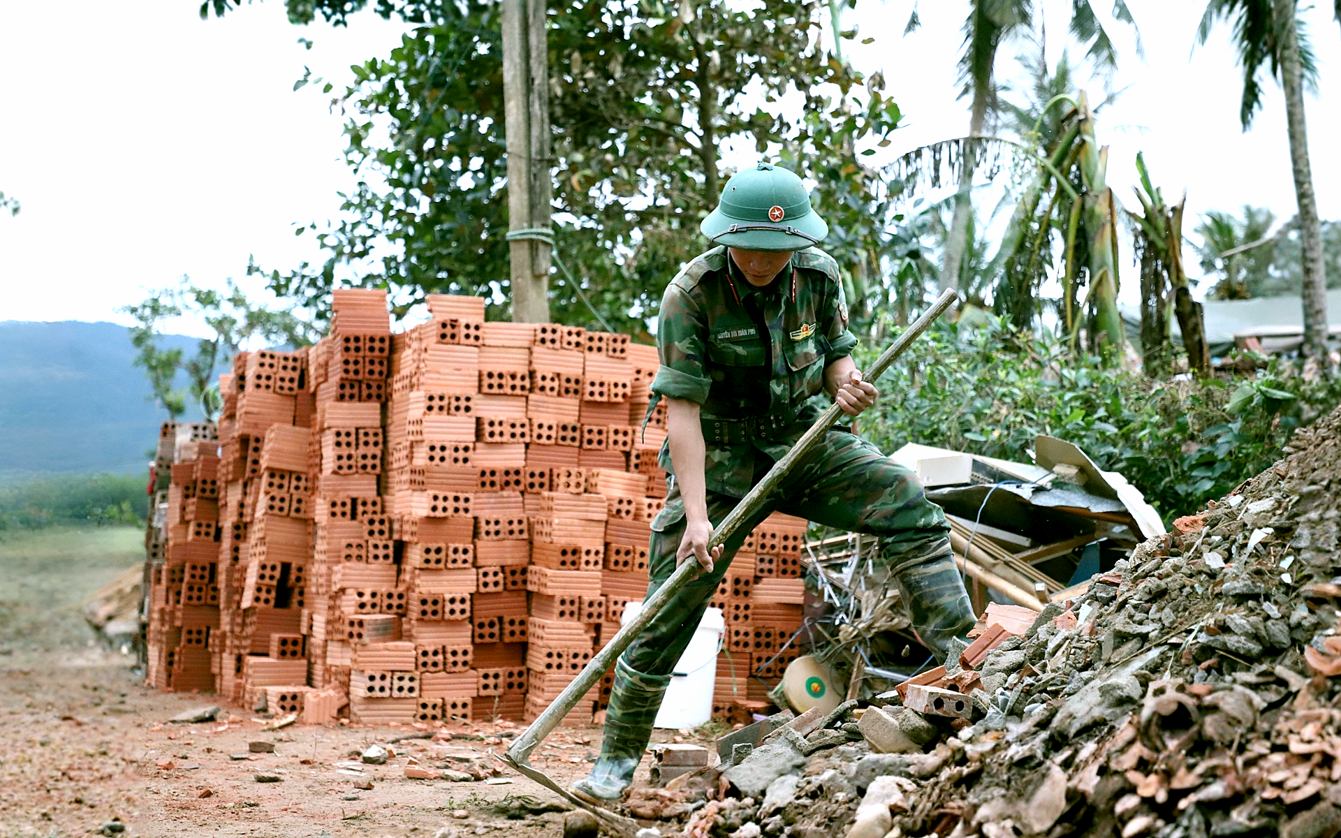 为被洪水冲毁房屋的居民快速重建家园