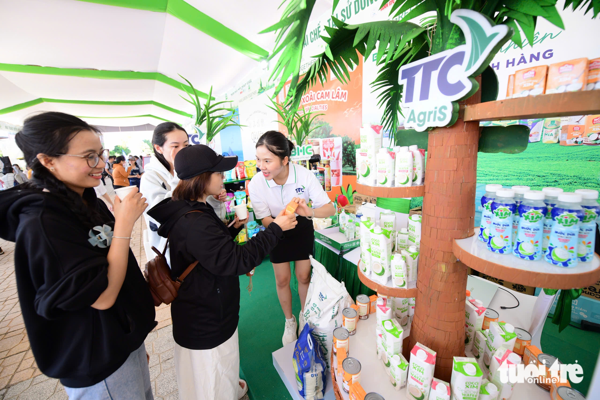 在绿色体验日试驾电动汽车，了解循环农业产品