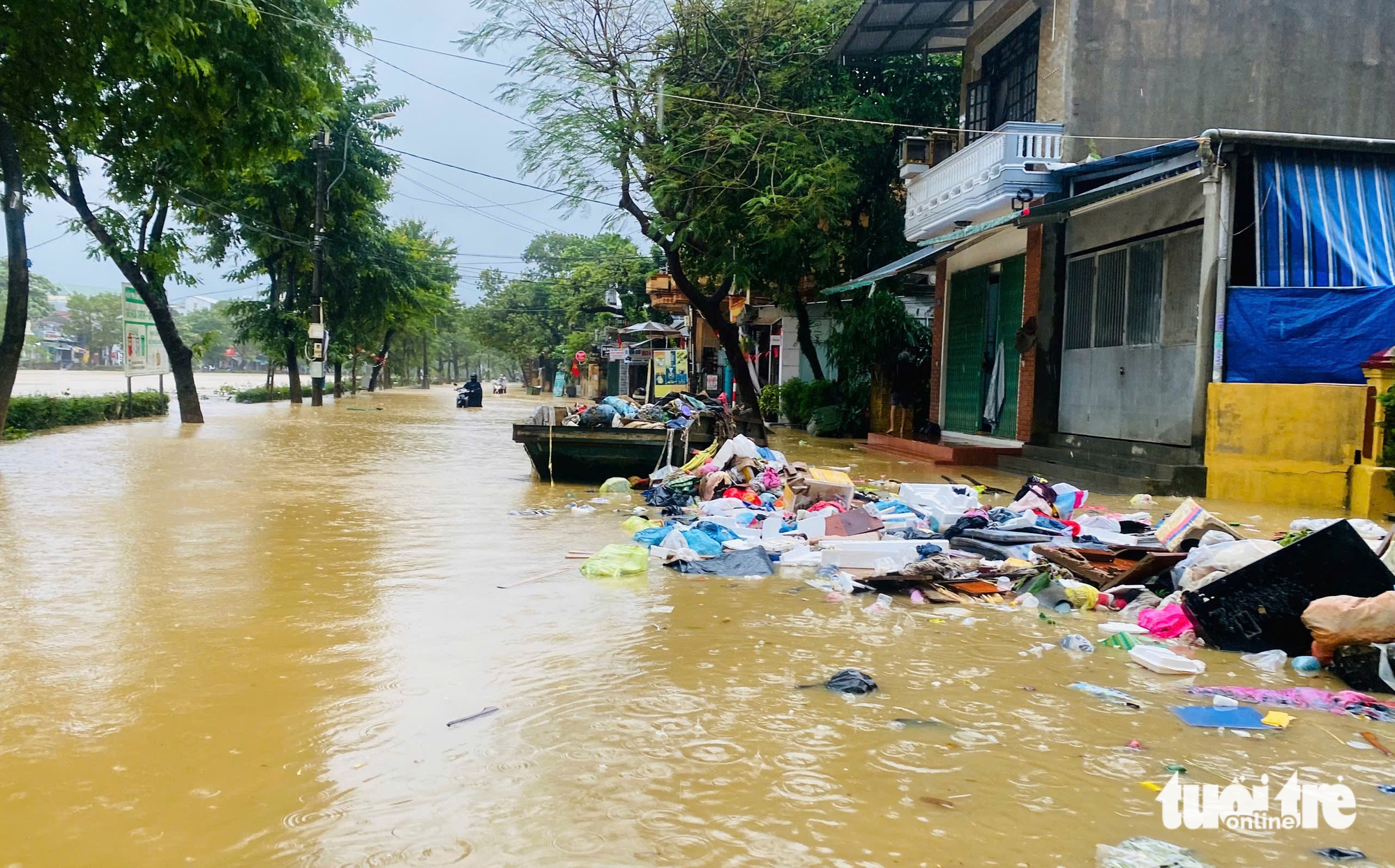 顺化多条街道因大雨和河水上涨再次被淹，预计今晚还有降雨
