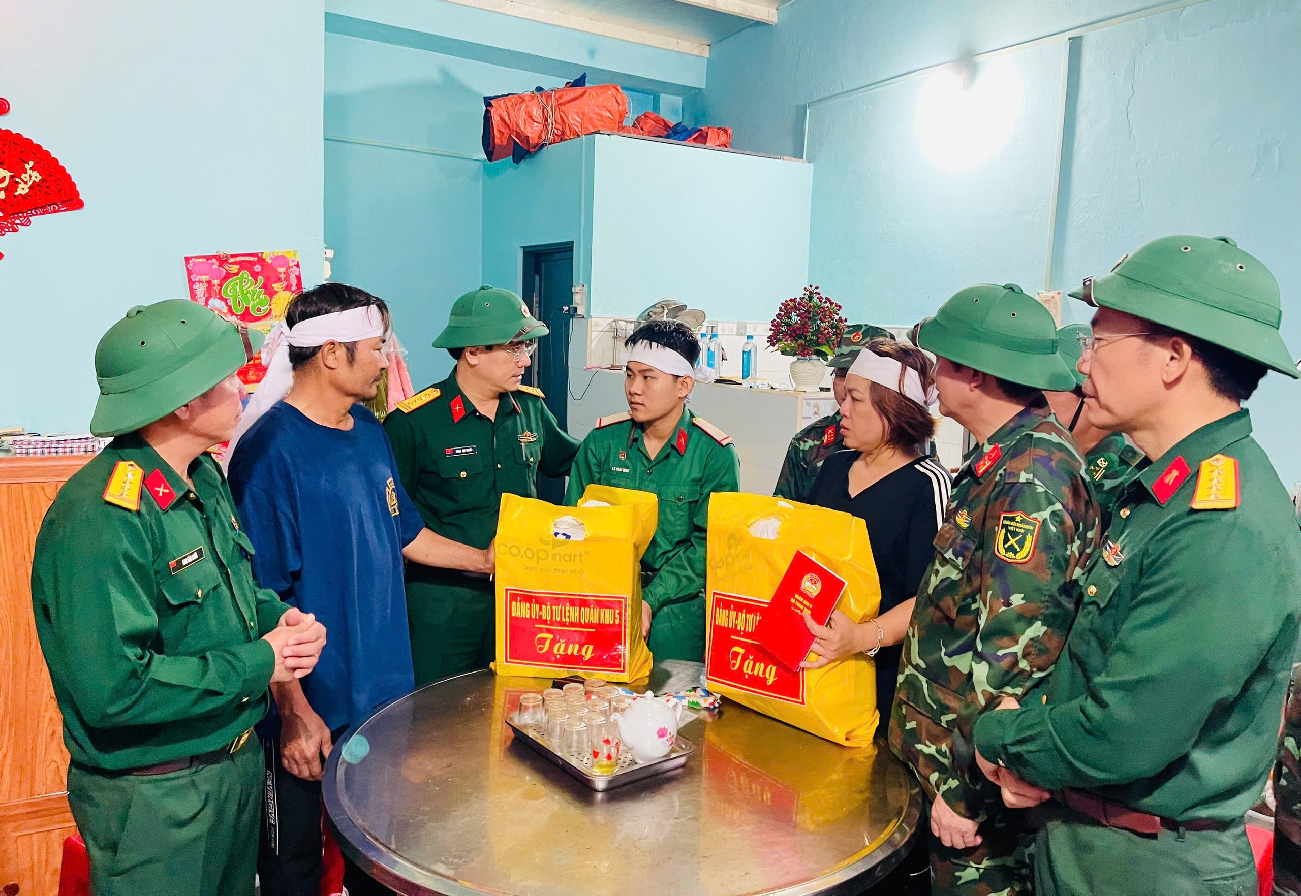 休假回乡探亲，一名战士在泥石流中幸存，但房屋被埋导致两名亲妹妹死亡