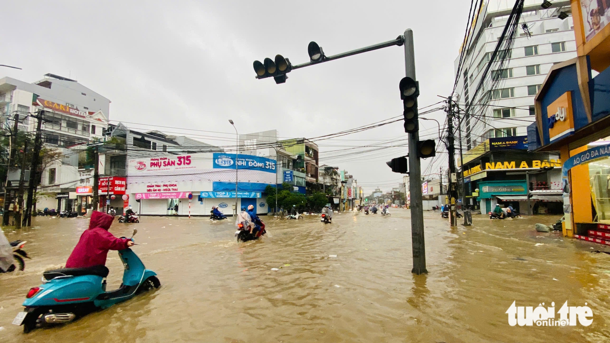 顺化多条街道因大雨和河水上涨再次被淹，预计今晚还有降雨
