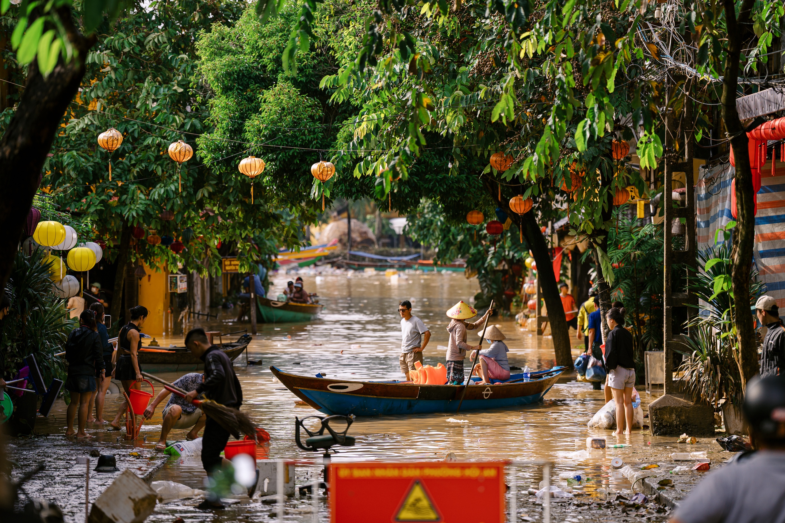 会安居民用油漆标记新洪水记录，自1964年辰年大灾难以来