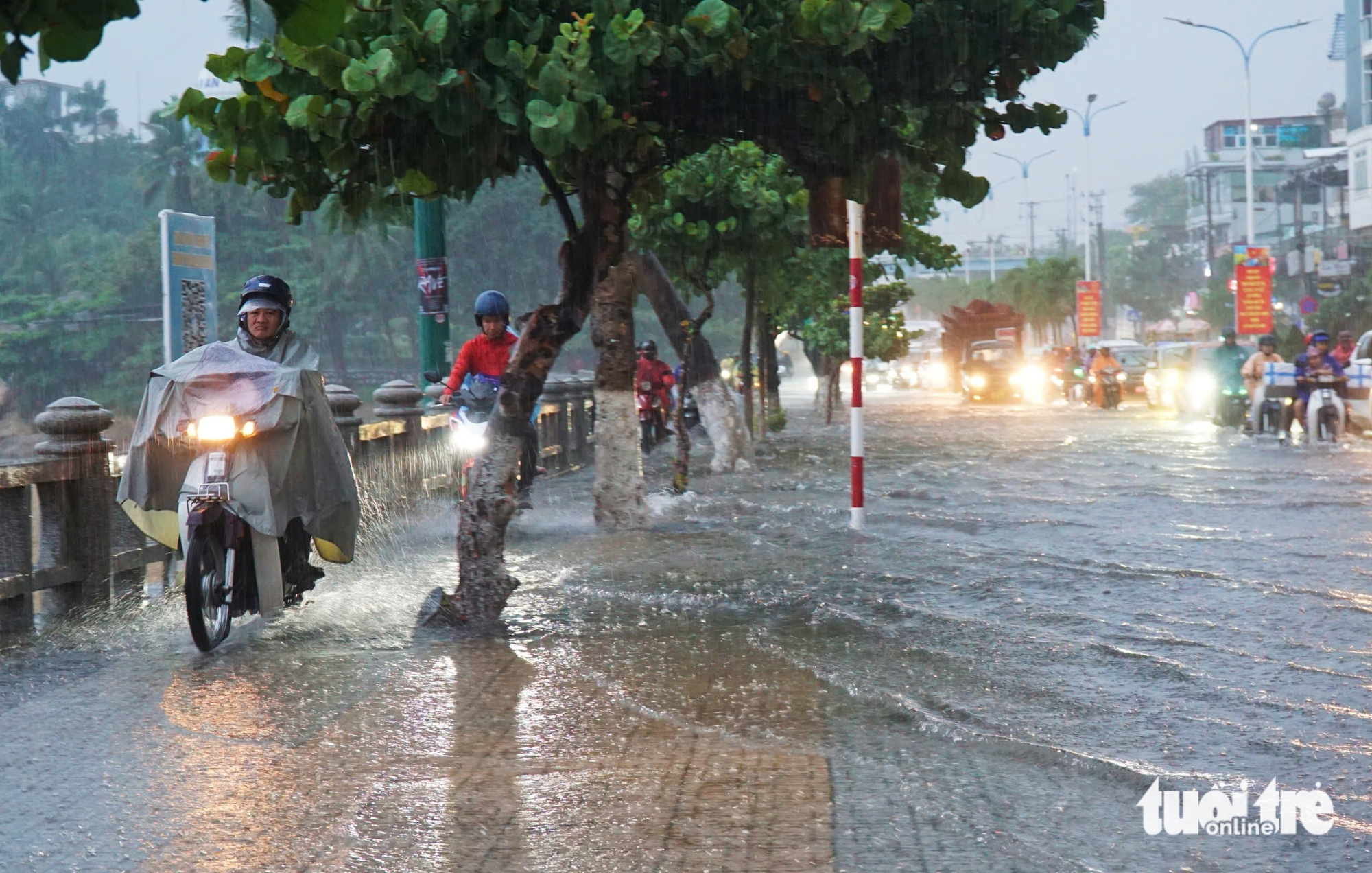 芽庄海滨街道淹没在'雨海'中，车辆拥堵
