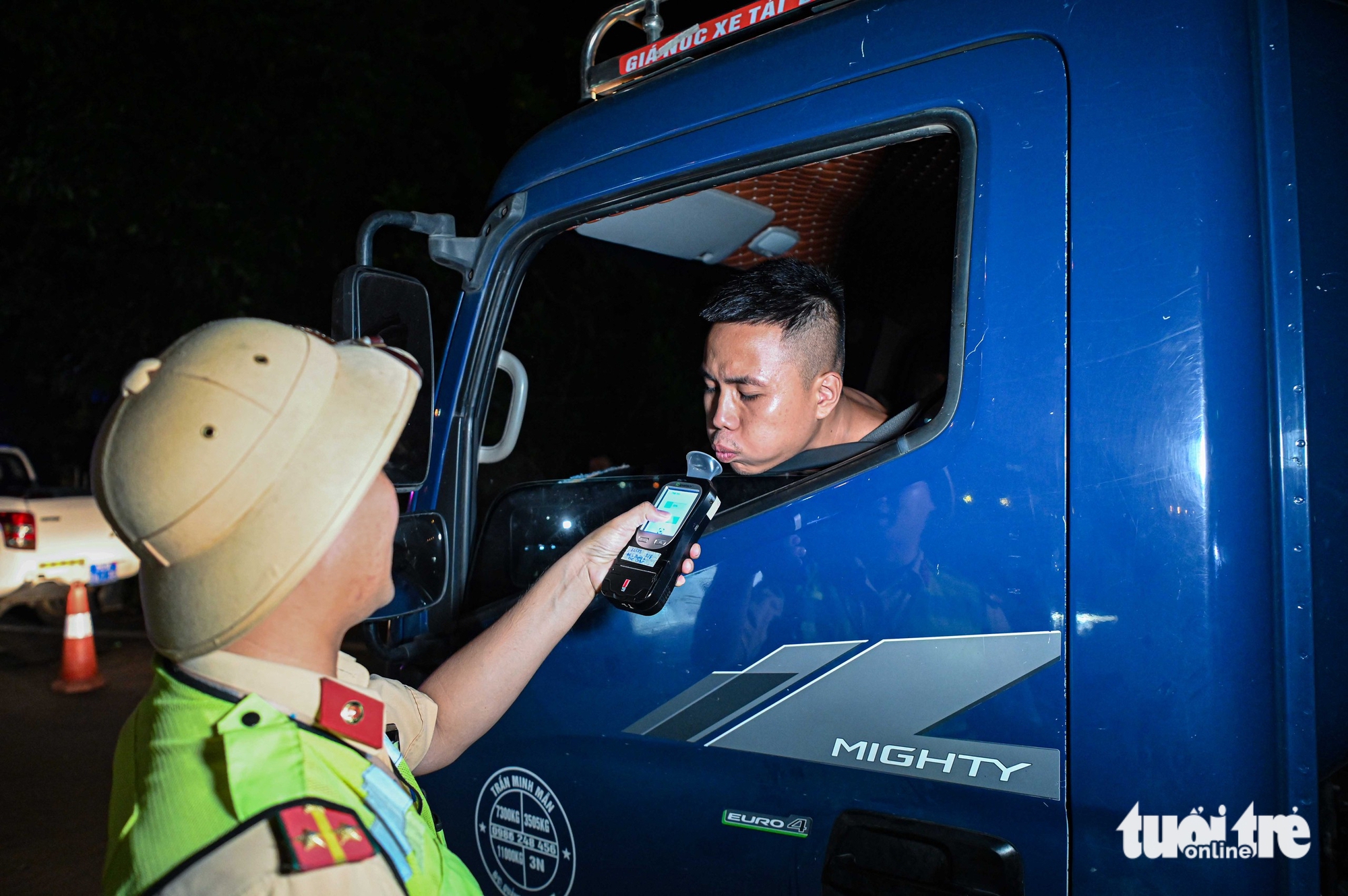 酒精浓度违规处理高峰期：警察通宵在高速公路入口检查