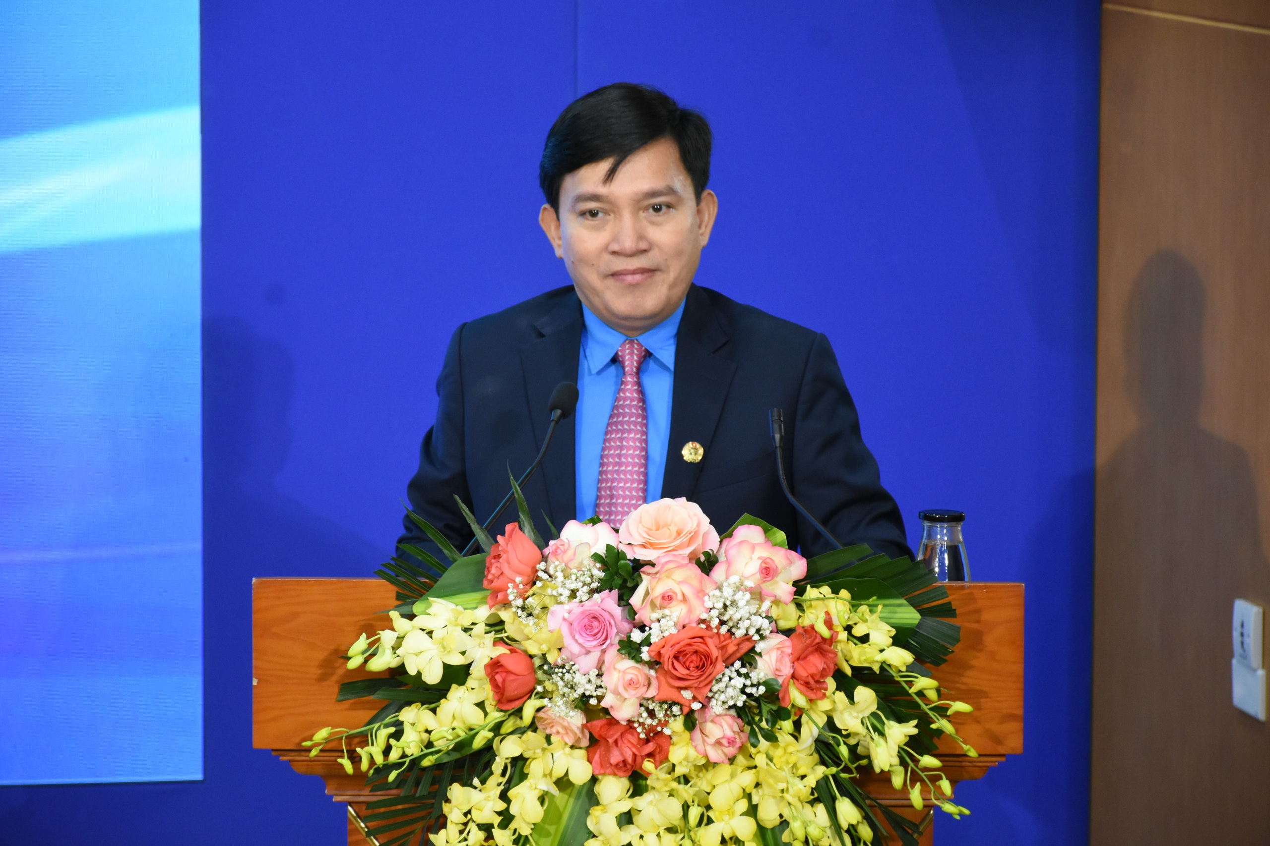 超过1100个故事在'工会之手'中：从工厂到工地的美丽画面