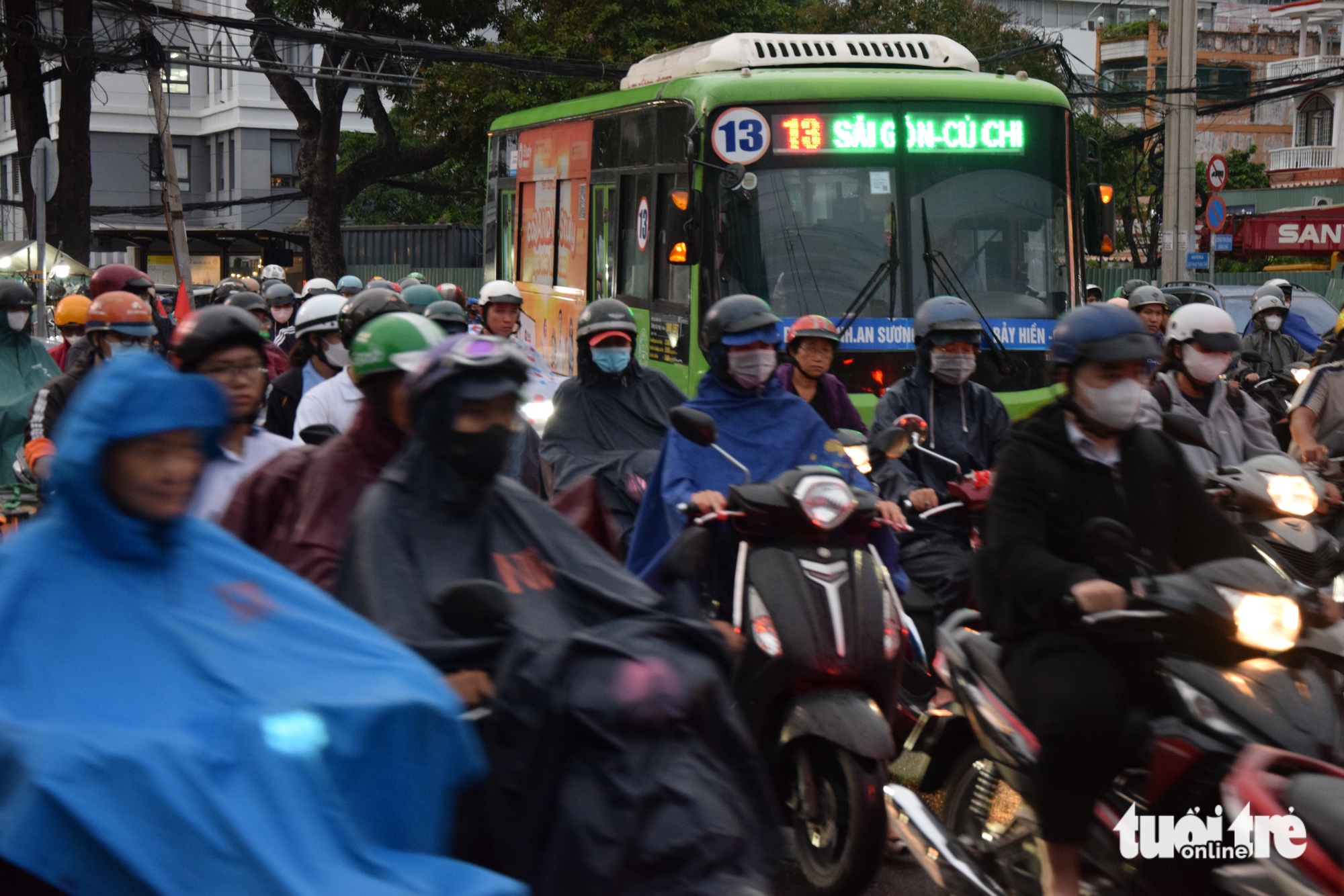 民主广场环岛经常交通堵塞，民众希望早日拆除'路障'