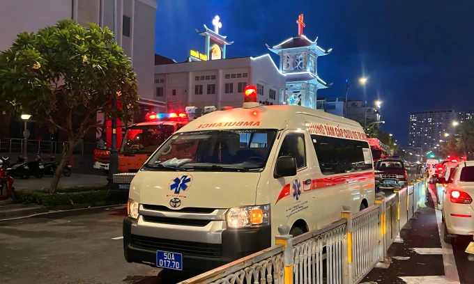 胡志明市公寓楼27层发生火灾