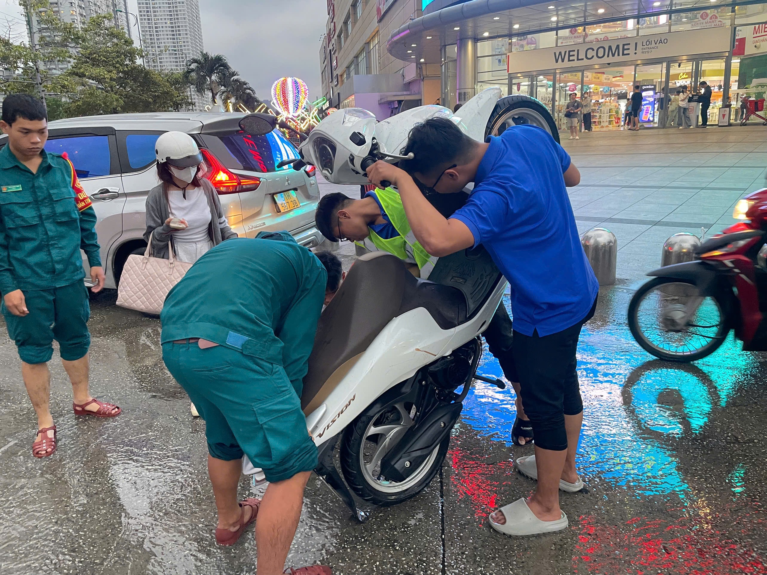 胡志明市潮汐达到顶峰，年轻人组建志愿者队伍帮助民众安全渡过洪水