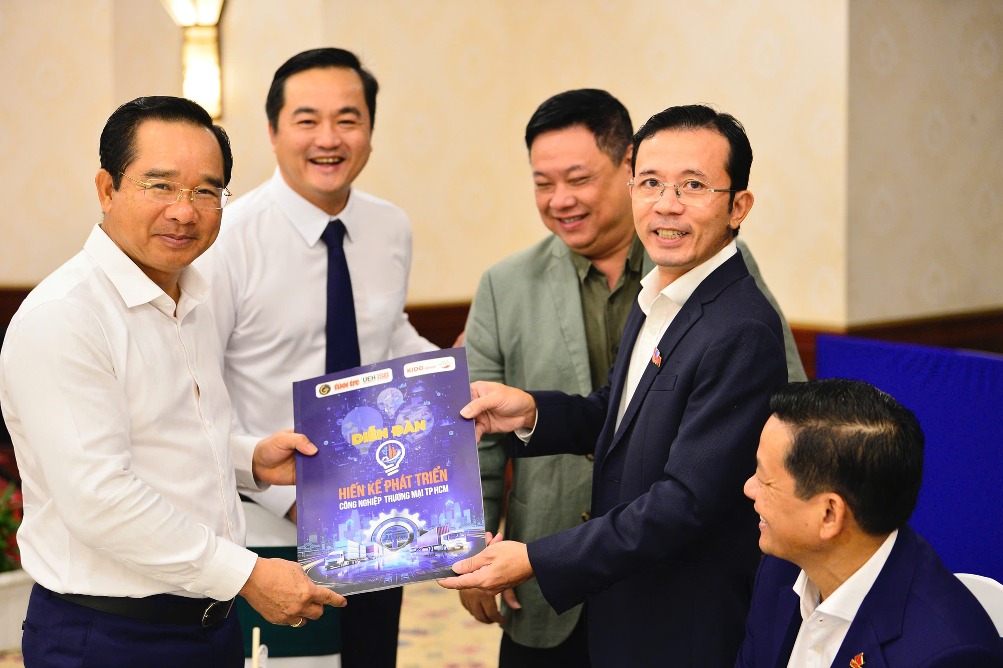 胡志明市人民委员会主席与专家共进早餐：期待“越南鸟群”与全球“雄鹰”并肩