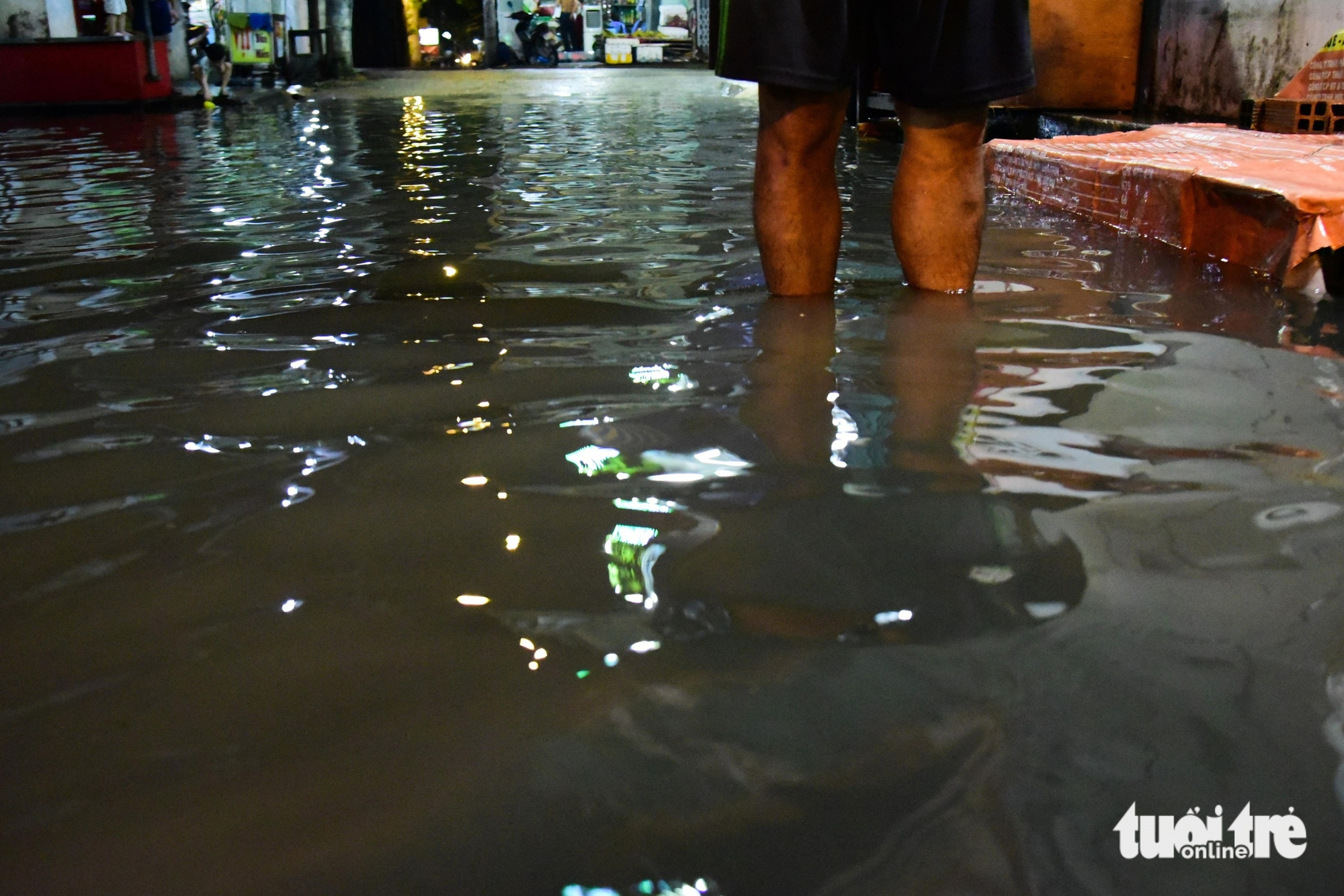 尽管雨已停很久，居民仍在积水中跋涉