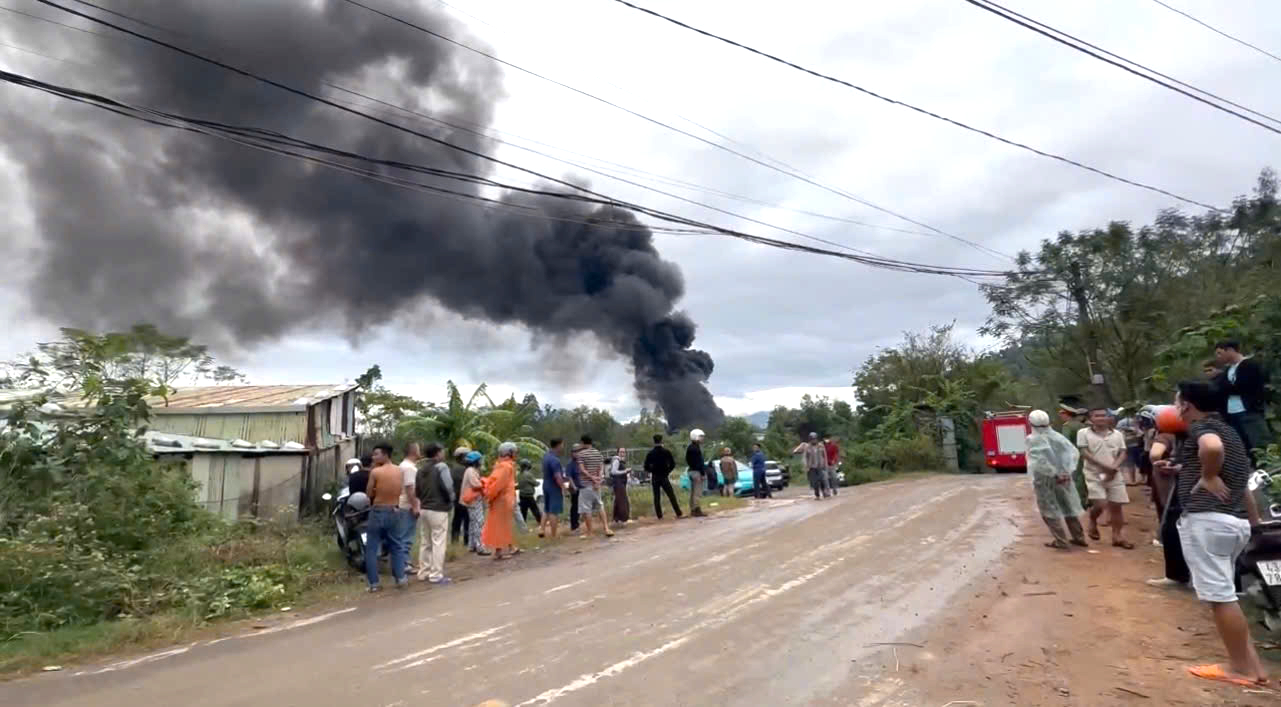 岘港沥青储存场发生猛烈火灾