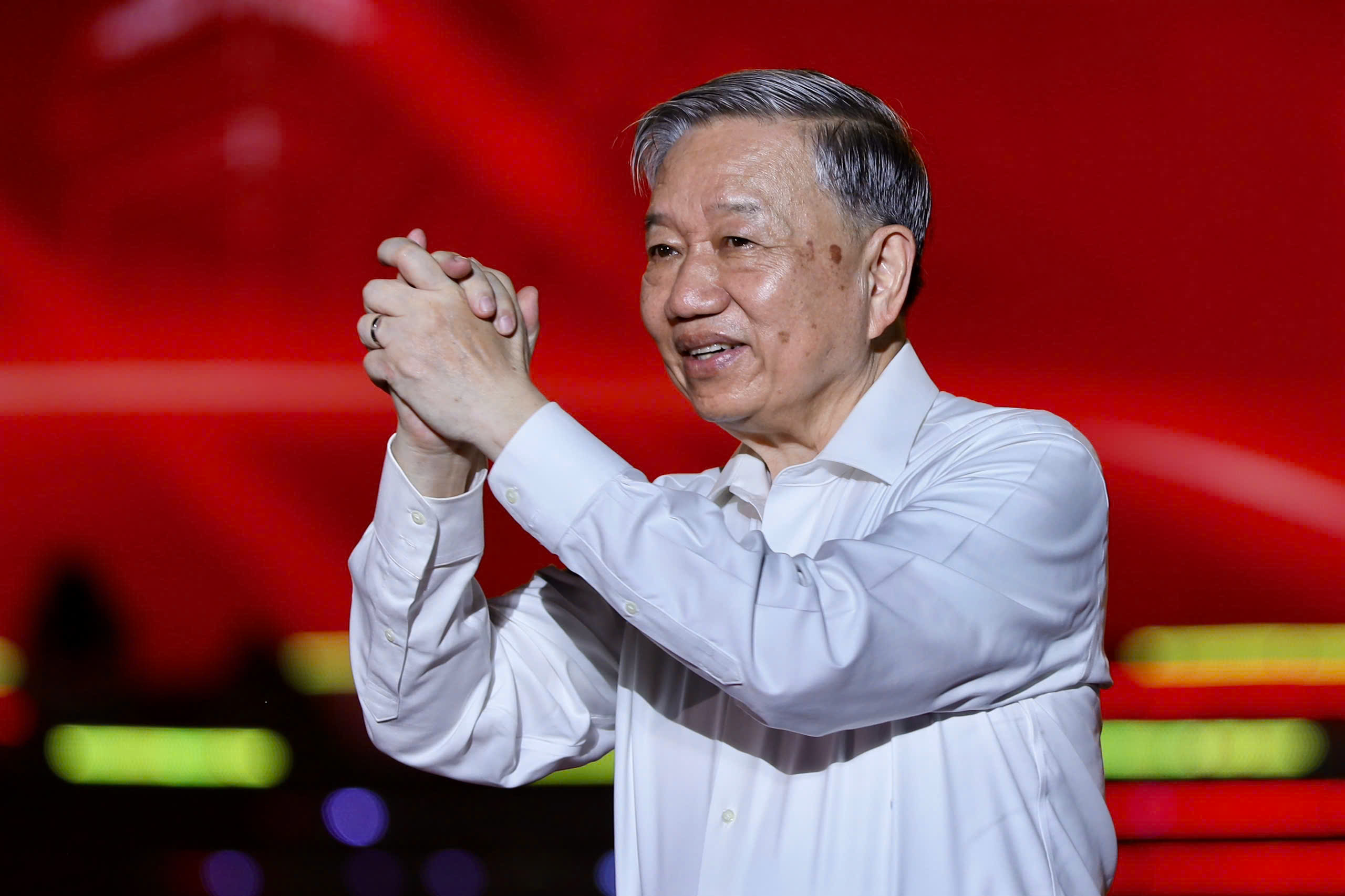 总书记苏林参加壮丽政治艺术节目‘在光荣旗帜下’