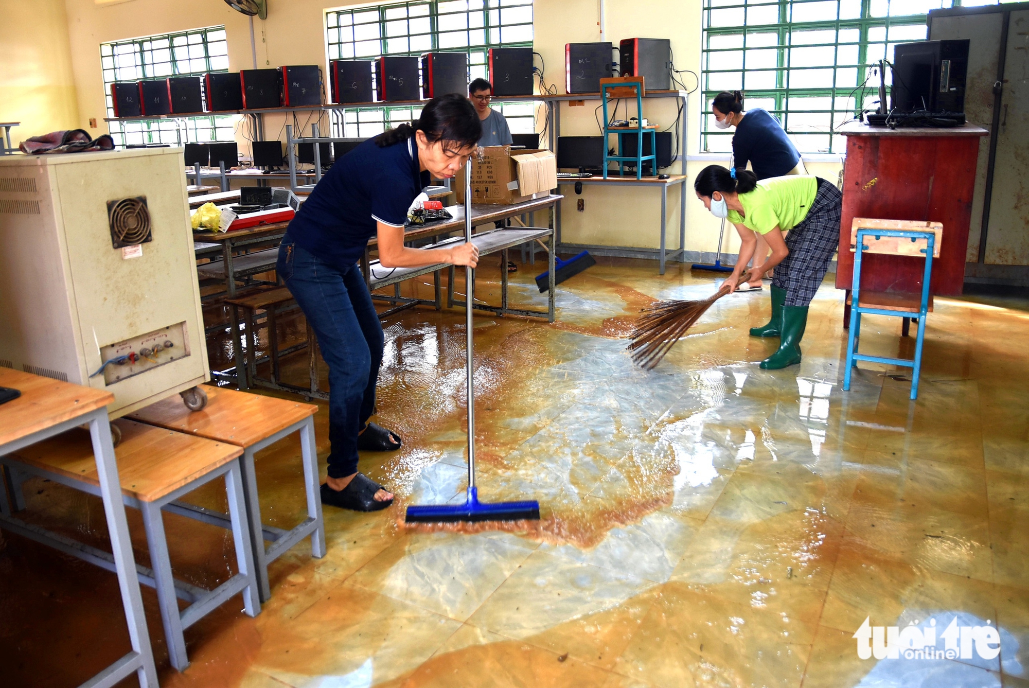 布翁河洪水涌入学校，同奈省1300多名学生停课