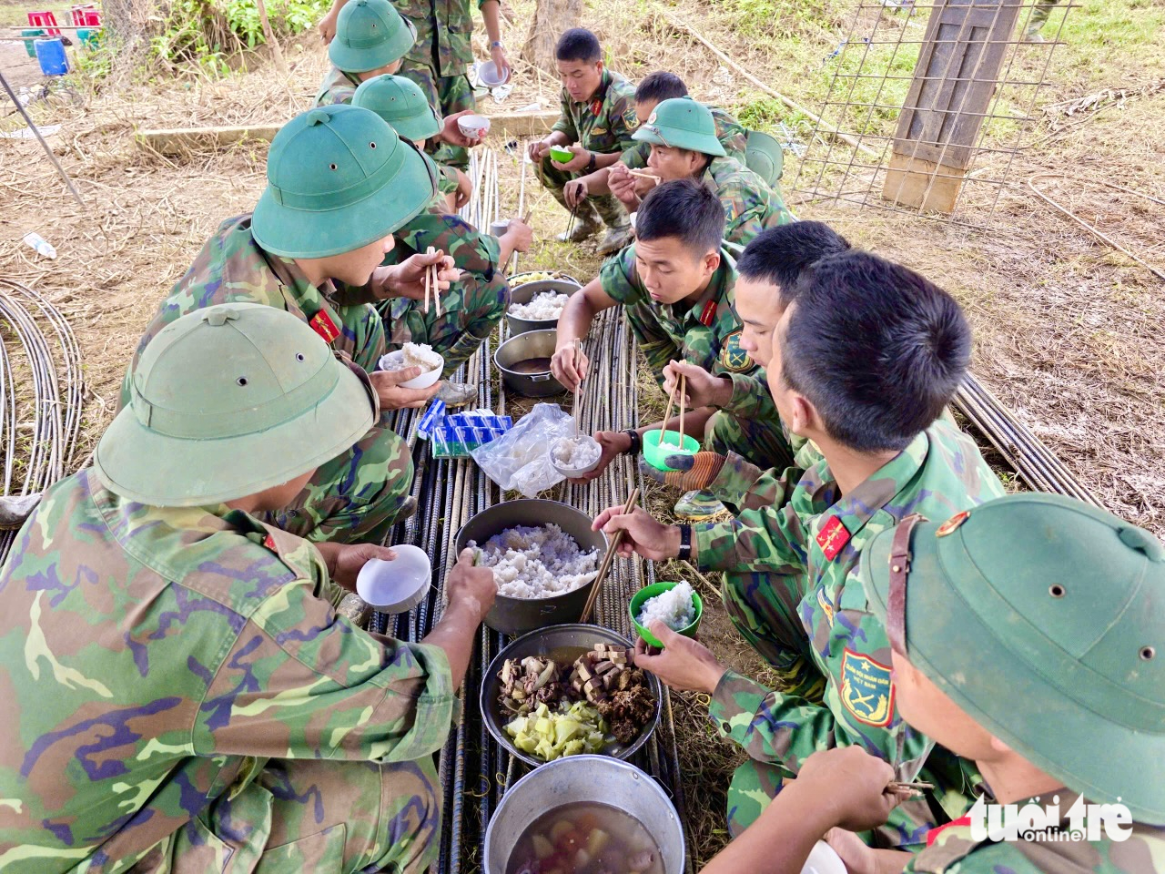 军队连夜为富安省洪水区民众建房