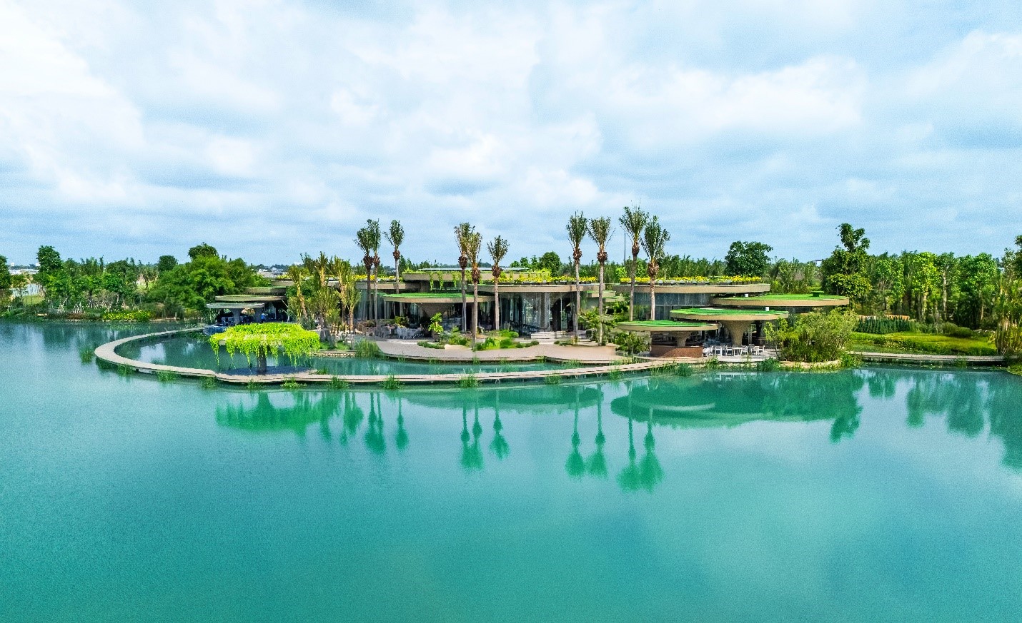 隐藏在森林树冠下的独特别墅，距离胡志明市仅30分钟车程