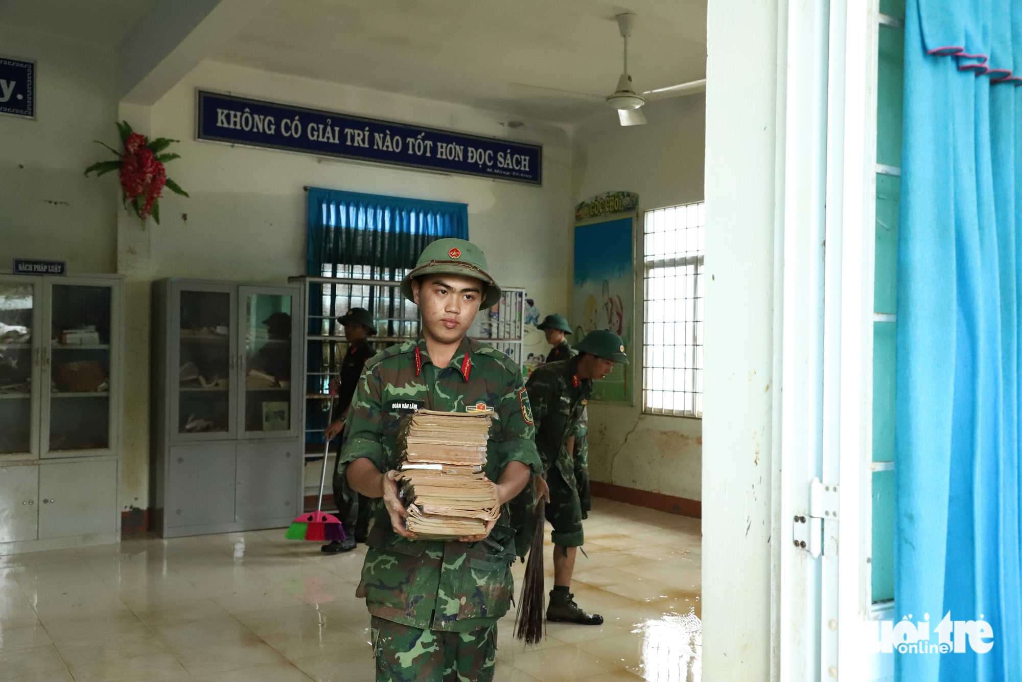 许多洪水地区的学校紧急修复以迎接学生返校