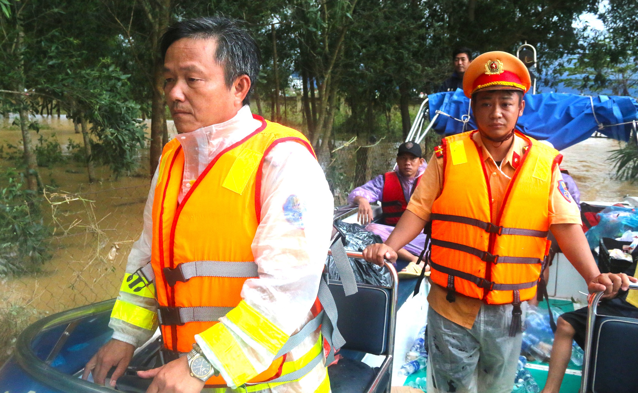 庆和省洪水中救援20天新生女婴的旅程