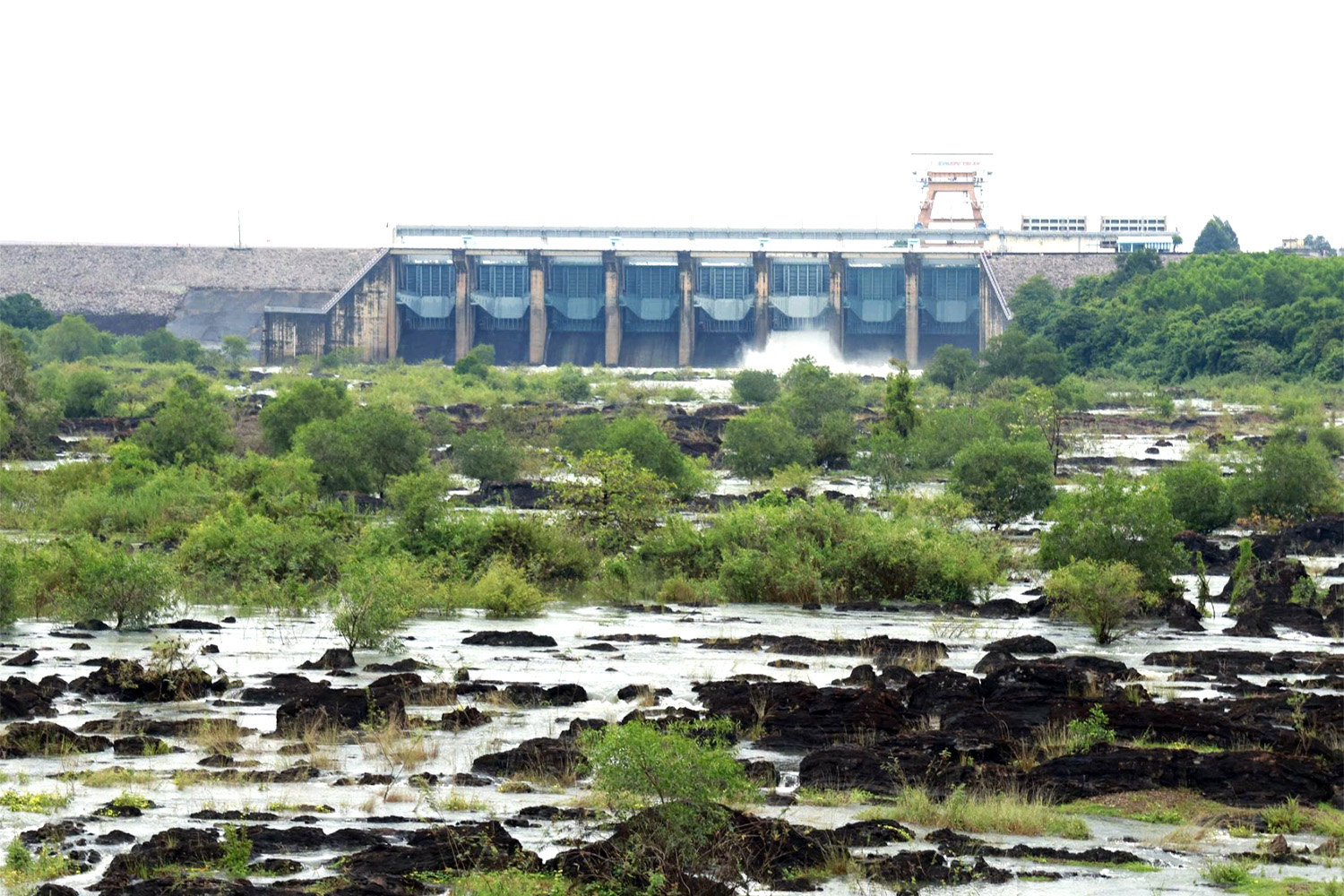 Trị An 水电站增加泄洪超过1,200立方米/秒，警告同奈河沿岸局部洪水